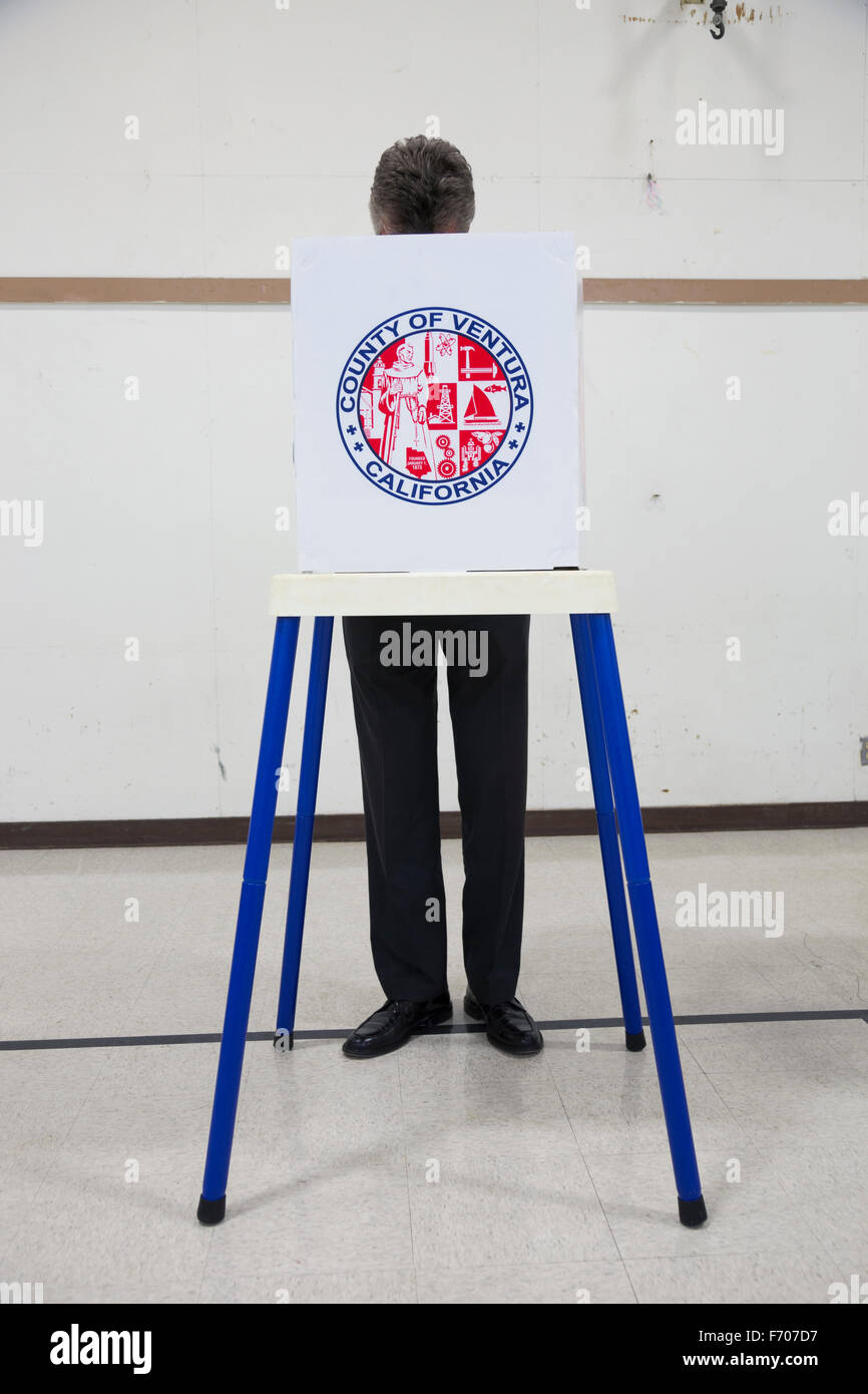 Eiche View, Kalifornien, USA, 4. November 2014, Bürger Stimmen bei Wahlen stand Wahllokal in gymnasium Stockfoto