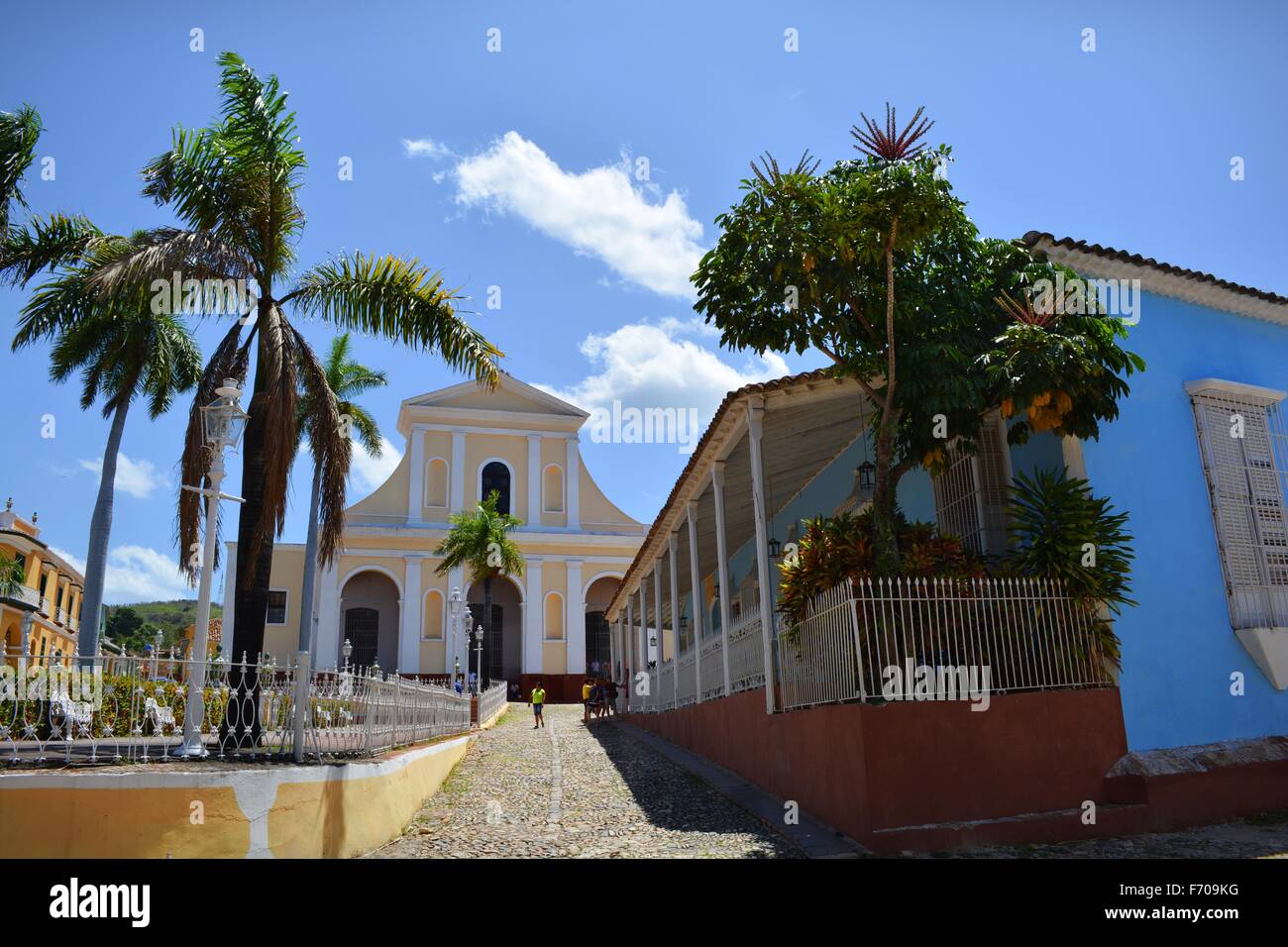 die verschlafene Kopfsteinpflasterstraßen pastellfarbenen Gebäuden und Palmen an der Plaza Mayor in Trinidad Sancti Spiritus Provinz im Südwesten Kubas Stockfoto