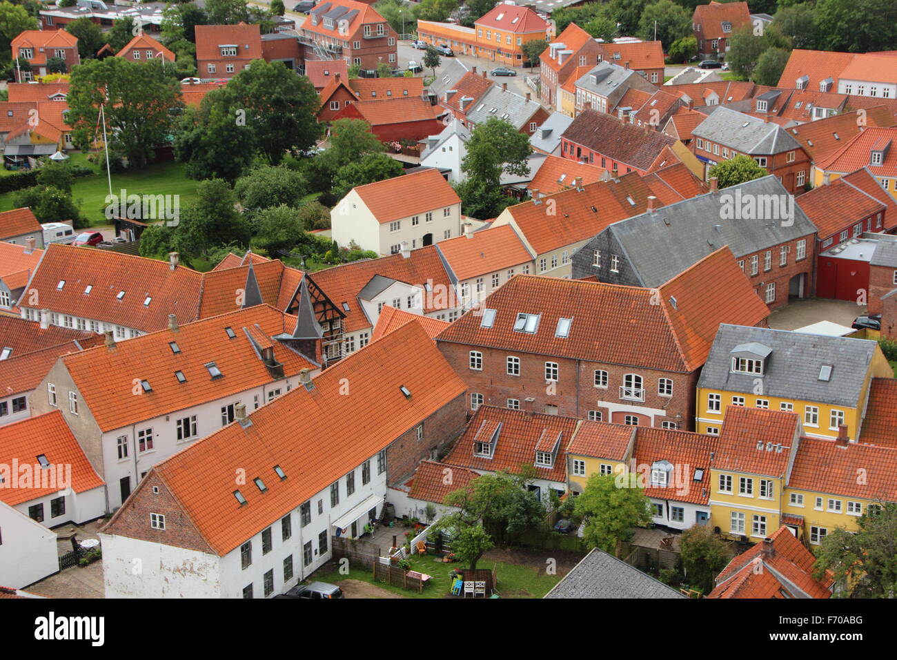 Häuser mit roten Ziegeldach im Birdseye Perspektive Hintergrund Stockfoto
