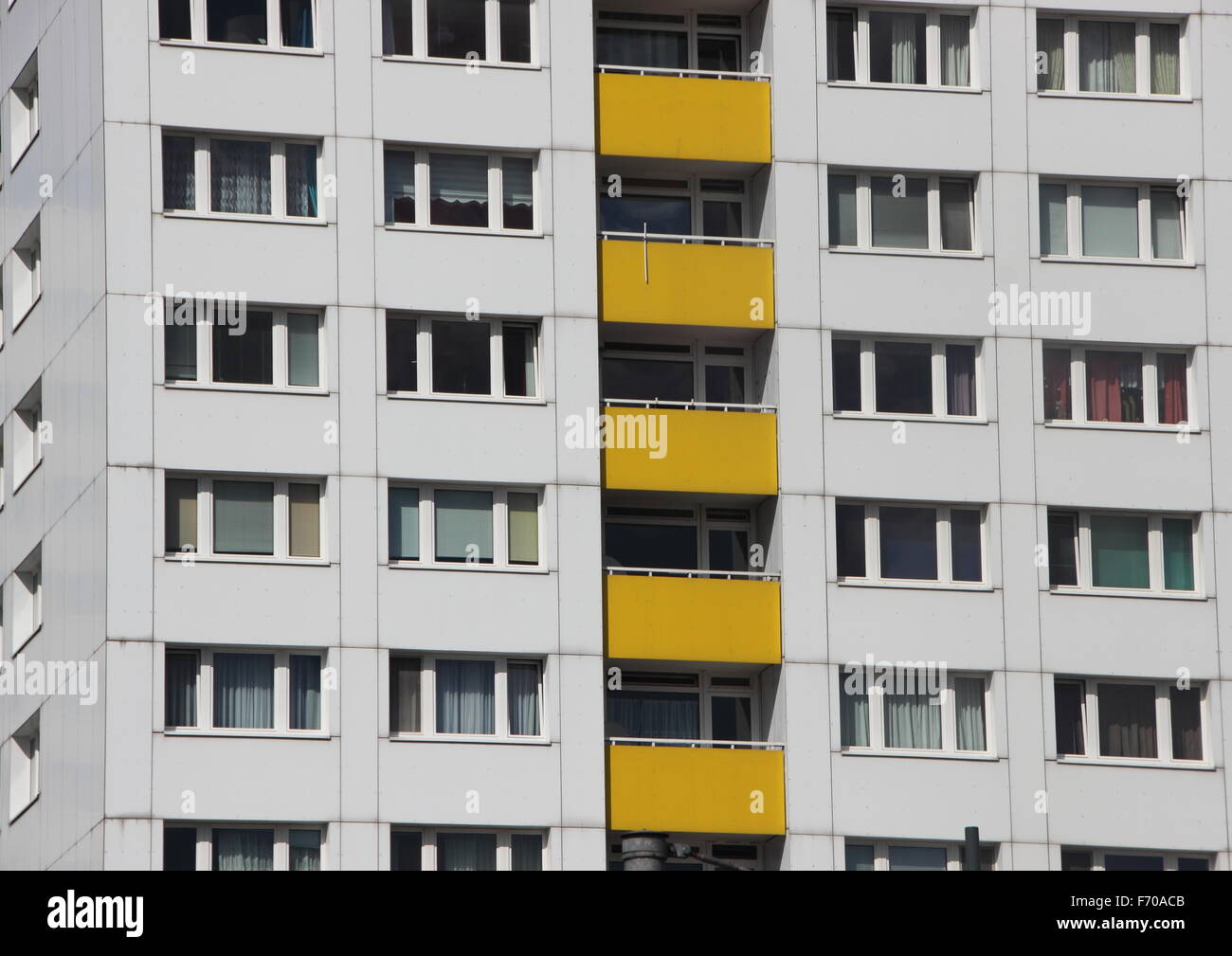 Einheitliche Mehrfamilienhaus Fassade mit gelber Farbe Balkon Stockfoto