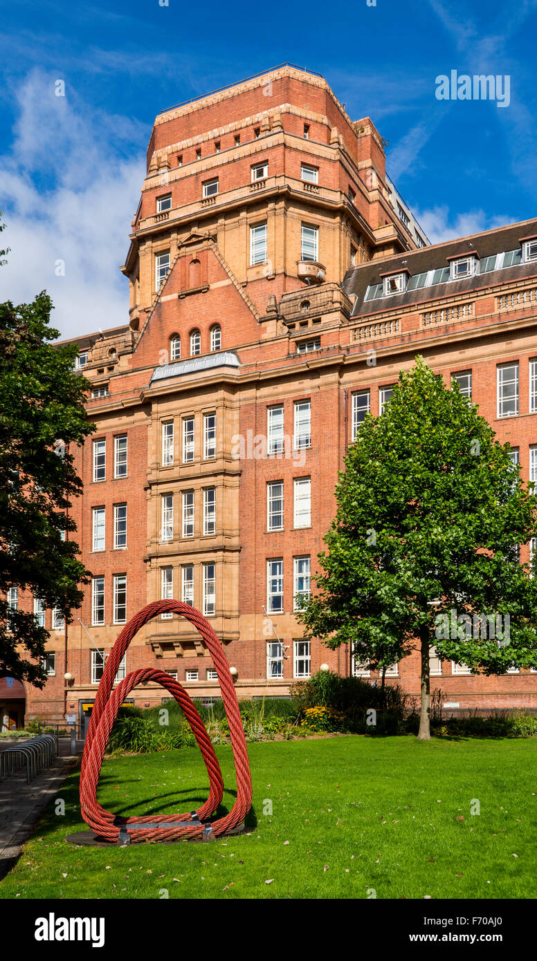 Die Sackville Street Gebäude und der "Technologie-Bogen" Skulptur von Axel Wolkenhauer.  Granby Row, Manchester, England, Vereinigtes Königreich Stockfoto