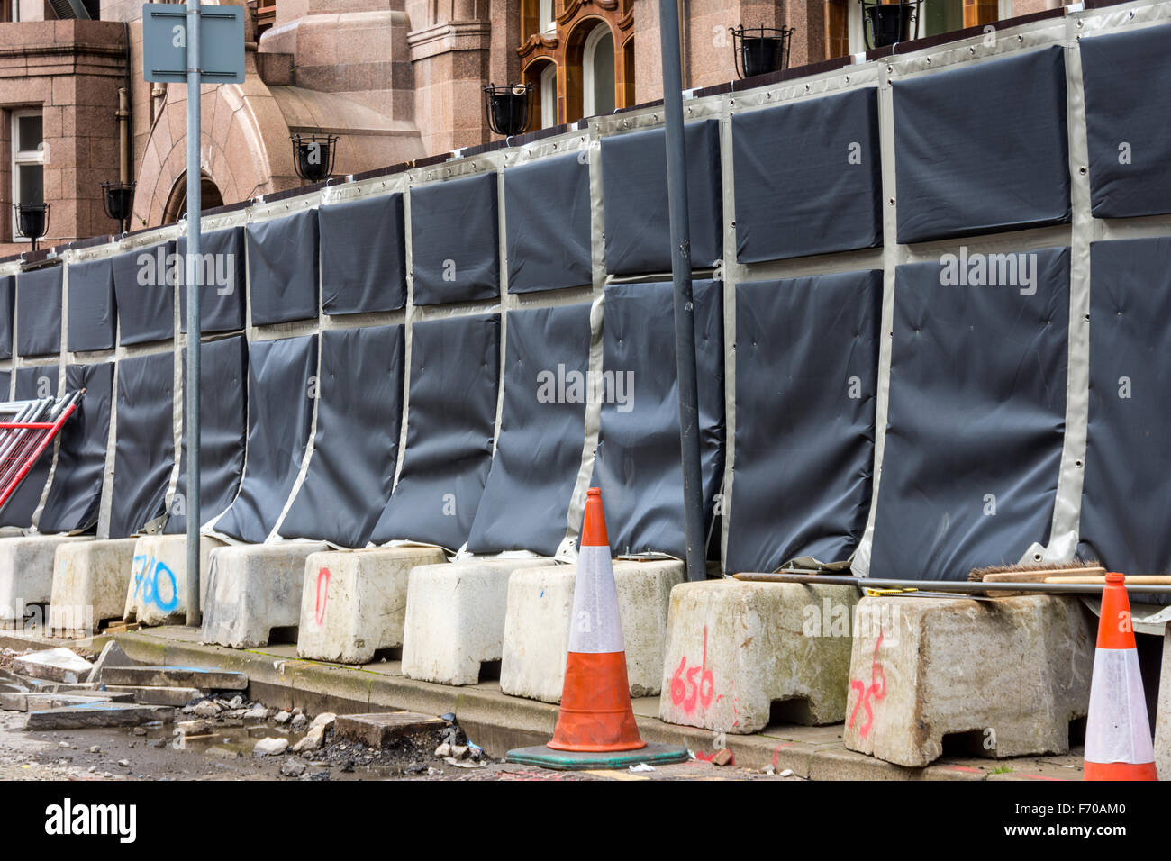 Akustische Barriere vor Ort Fechten, während Metrolink Straßenbahn Gleisbau, unteren Mosley Street, Manchester, England, UK Stockfoto