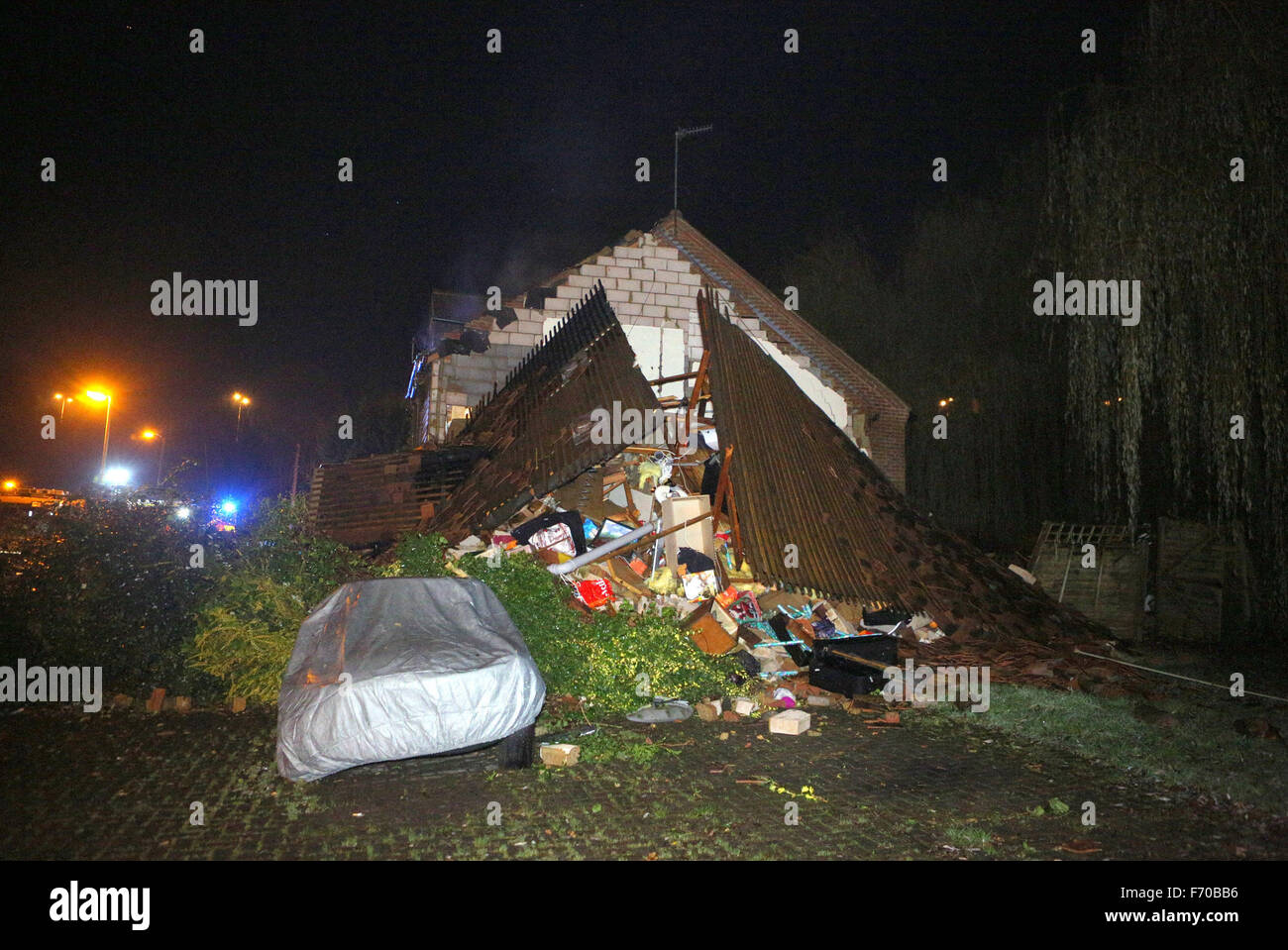 Woburn grün, High Wycombe, England. 22. November 2015. Feuerwehr rettete einen verletzten Mann nach einer Explosion in einem Haus in Wooburn Green. Es geschah im alten wässrig Lane, in einem Ende der Terrasse Haus, früher an diesem Abend. Böcke und Milton Keynes Feuer und Rettung Service sagte, eine Frau, die auch verletzt, veröffentlicht wurde, bevor Feuer Besatzungen kamen. Zwei Geräte und Besatzungen von Beaconsfield, besuchte eine von High Wycombe und eine aus Maidenhead, zusammen mit zwei Urban Search and Rescue Fahrzeuge und der Incident Command Unit von Aylesbury. Bildnachweis: Uknip/Alamy Live-Nachrichten Stockfoto