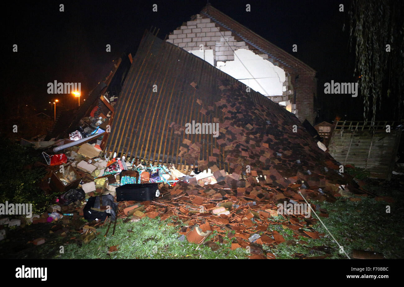 Woburn grün, High Wycombe, England. 22. November 2015. Feuerwehr rettete einen verletzten Mann nach einer Explosion in einem Haus in Wooburn Green. Es geschah im alten wässrig Lane, in einem Ende der Terrasse Haus, früher an diesem Abend. Böcke und Milton Keynes Feuer und Rettung Service sagte, eine Frau, die auch verletzt, veröffentlicht wurde, bevor Feuer Besatzungen kamen. Zwei Geräte und Besatzungen von Beaconsfield, besuchte eine von High Wycombe und eine aus Maidenhead, zusammen mit zwei Urban Search and Rescue Fahrzeuge und der Incident Command Unit von Aylesbury. Bildnachweis: Uknip/Alamy Live-Nachrichten Stockfoto