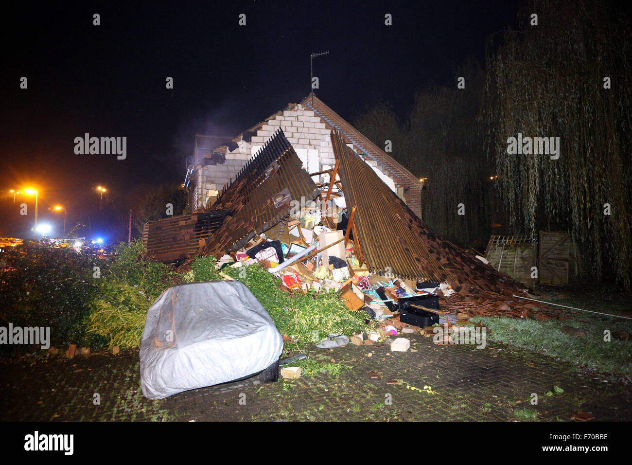 Woburn grün, High Wycombe, England. 22. November 2015. Feuerwehr rettete einen verletzten Mann nach einer Explosion in einem Haus in Wooburn Green. Es geschah im alten wässrig Lane, in einem Ende der Terrasse Haus, früher an diesem Abend. Böcke und Milton Keynes Feuer und Rettung Service sagte, eine Frau, die auch verletzt, veröffentlicht wurde, bevor Feuer Besatzungen kamen. Zwei Geräte und Besatzungen von Beaconsfield, besuchte eine von High Wycombe und eine aus Maidenhead, zusammen mit zwei Urban Search and Rescue Fahrzeuge und der Incident Command Unit von Aylesbury. Bildnachweis: Uknip/Alamy Live-Nachrichten Stockfoto