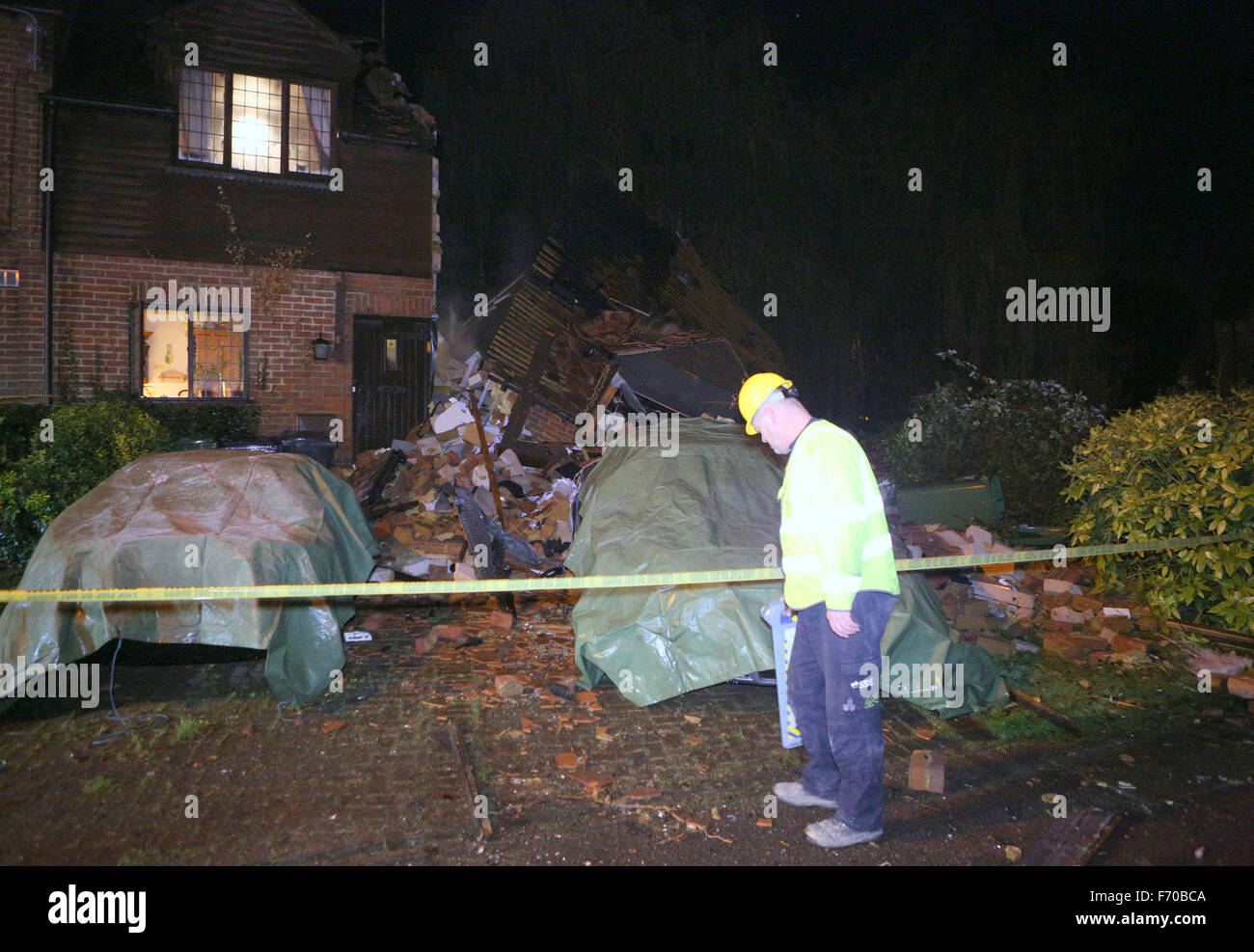 Woburn grün, High Wycombe, England. 22. November 2015. Feuerwehr rettete einen verletzten Mann nach einer Explosion in einem Haus in Wooburn Green. Es geschah im alten wässrig Lane, in einem Ende der Terrasse Haus, früher an diesem Abend. Böcke und Milton Keynes Feuer und Rettung Service sagte, eine Frau, die auch verletzt, veröffentlicht wurde, bevor Feuer Besatzungen kamen. Zwei Geräte und Besatzungen von Beaconsfield, besuchte eine von High Wycombe und eine aus Maidenhead, zusammen mit zwei Urban Search and Rescue Fahrzeuge und der Incident Command Unit von Aylesbury. Bildnachweis: Uknip/Alamy Live-Nachrichten Stockfoto