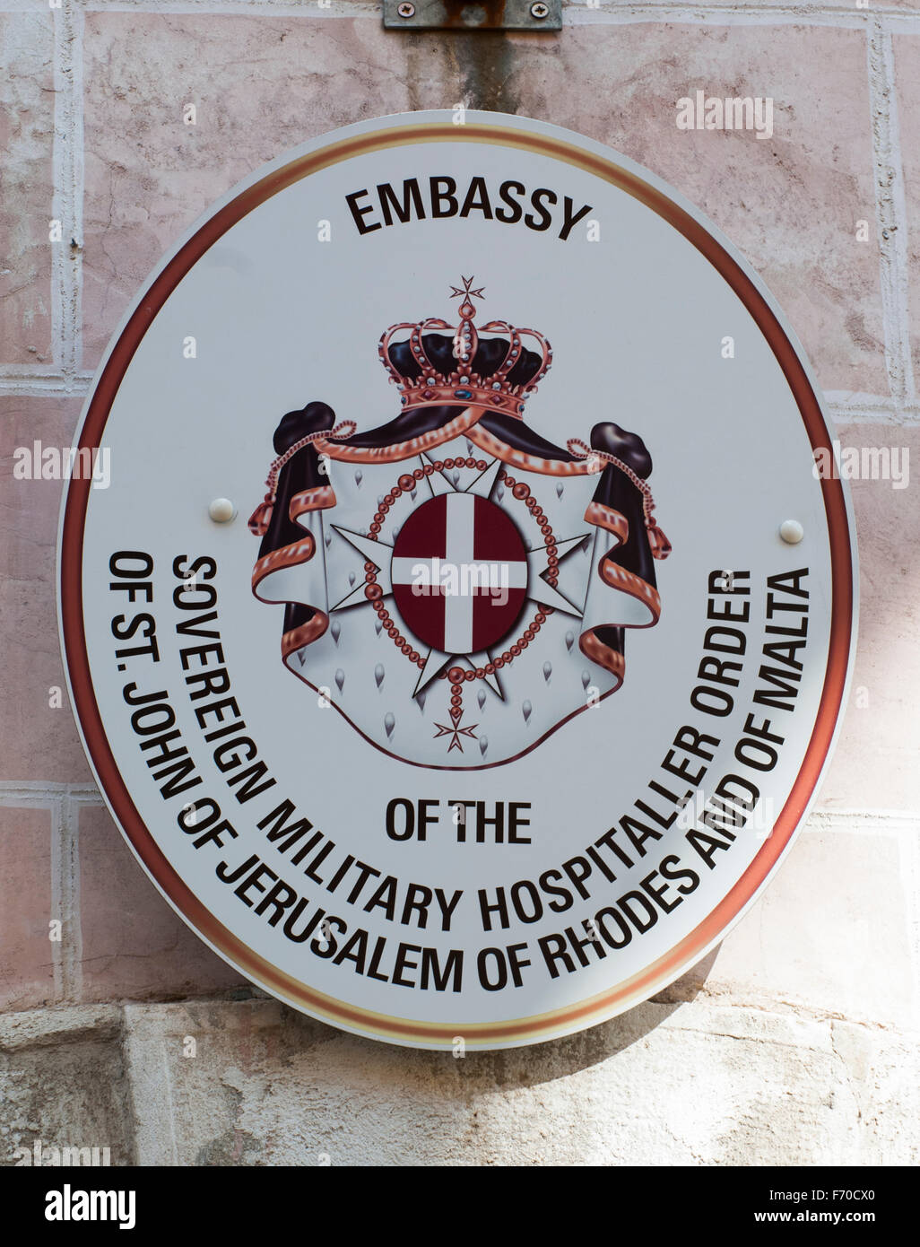 Gedenktafel in Bratislava, Hauptstadt der Slowakei von der Botschaft des Malteserordens. Stockfoto
