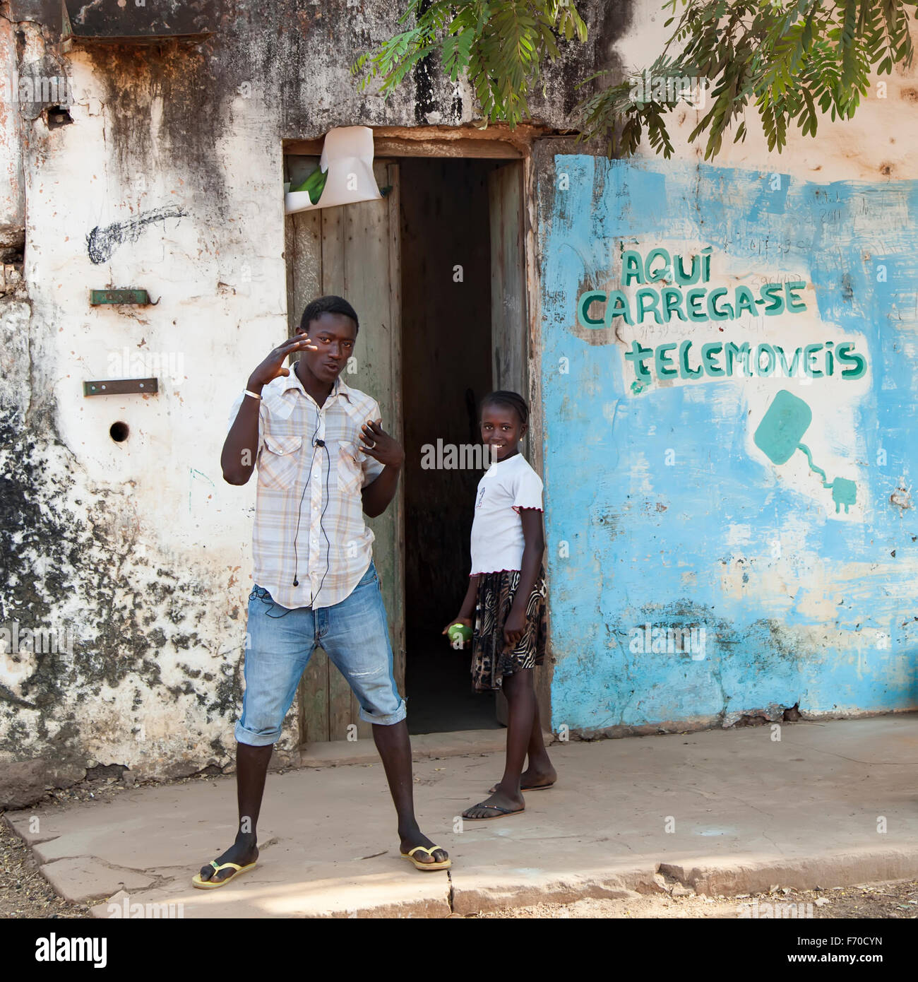 Afrikanische Kinder lustig vor einem Geschäft machen "Handy aufladen". Szenen aus dem täglichen Leben in ländlichen Guinea-Bissau Stockfoto