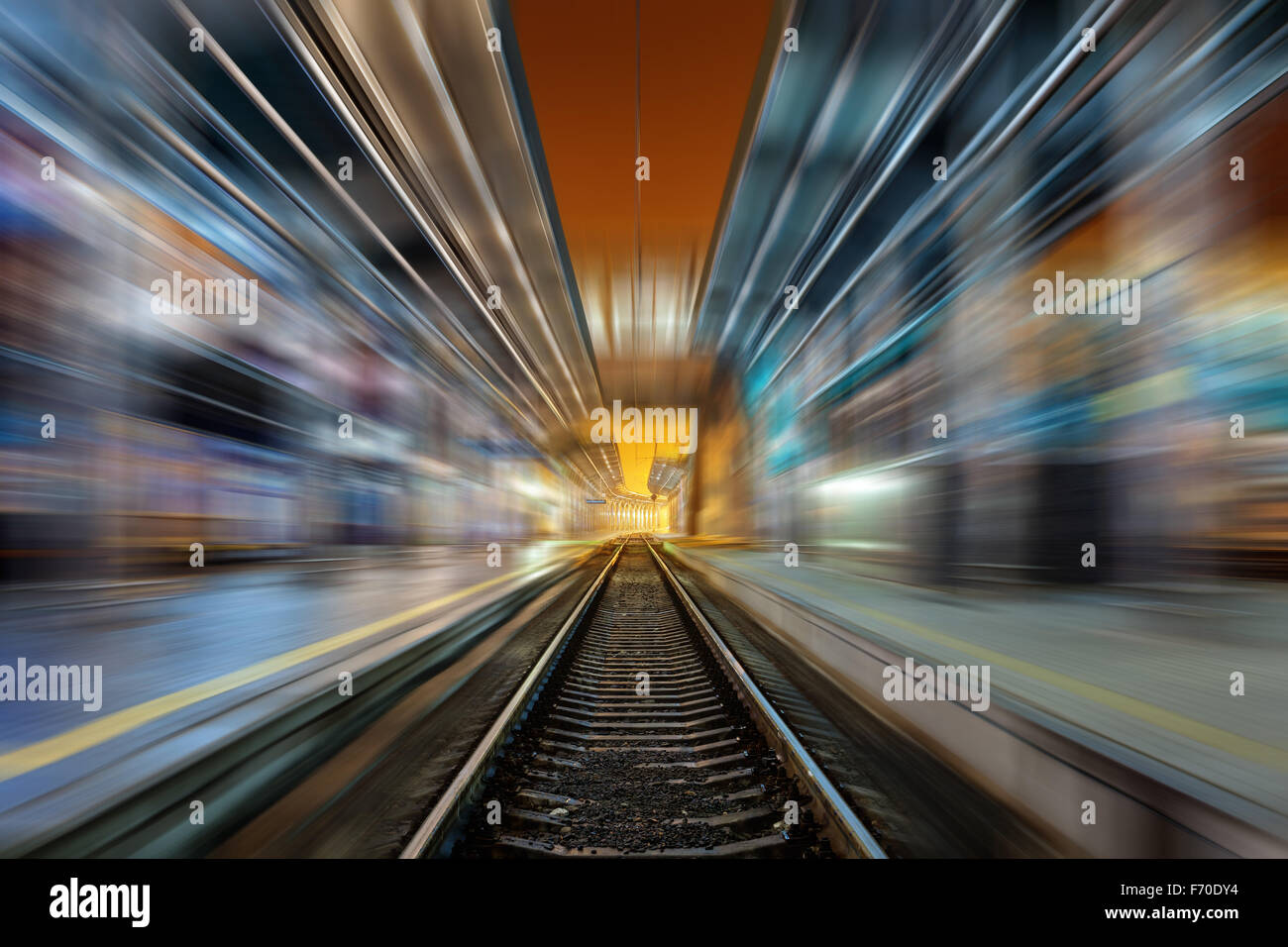 Bahnhof in der Nacht mit Motion blur Effekt. Fracht-Bahnsteig im Nebel. Eisenbahn Stockfoto