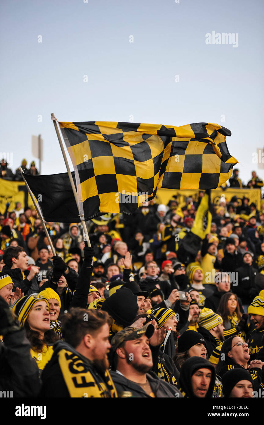 Columbus, Ohio, USA. 22. November 2015. wehende Fahnen in der Feier der Columbus Crew SC Fans gewinnen im Hinspiel Audi 2015 MLS Cup Playoffs - Eastern Conference Championship - Columbus Crew SC VS New York Red Bulls bei MAPFRE-Stadion in Columbus OH. Bildnachweis: Cal Sport Media/Alamy Live-Nachrichten Stockfoto