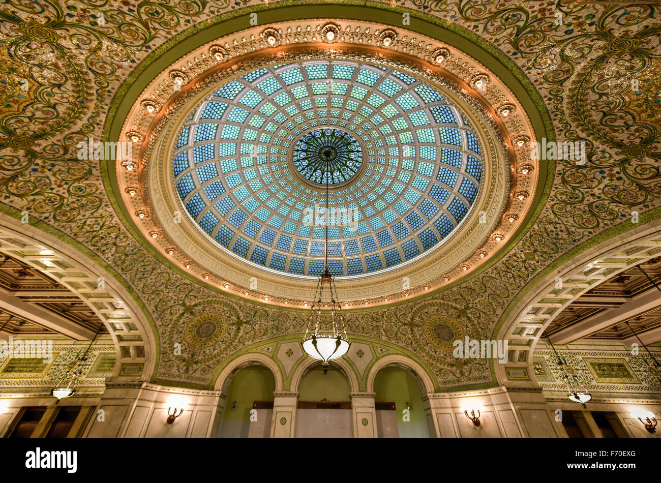 Chicago - 8. September 2015: Weltweit größte Tiffany Kuppel Glasdecke im Cultural Center in Chicago, Illinois. Stockfoto