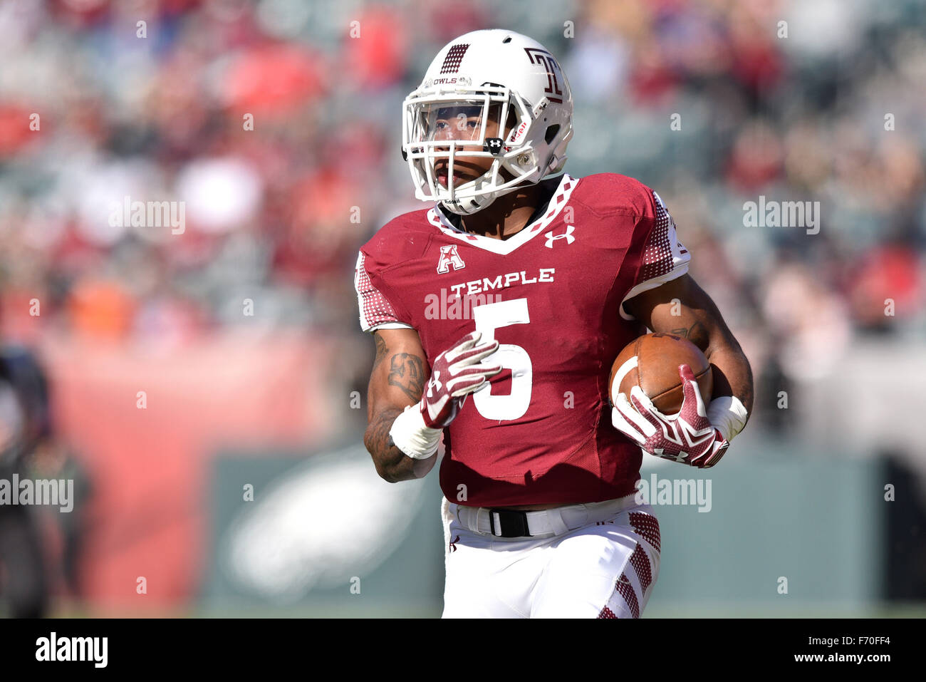 Philadelphia, Pennsylvania, USA. 21. November 2015. Temple Owls Runningback JAHAD THOMAS (5) trägt den Ball während des amerikanischen Athletic Conference-Fußball-Spiels am Lincoln Financial Field. Die Eulen schlagen die Tiger 31-12. © Ken Inness/ZUMA Draht/Alamy Live-Nachrichten Stockfoto
