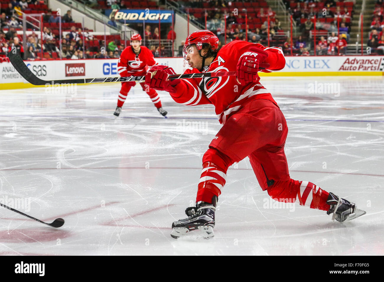 Raleigh, North Carolina, USA. 22. November 2015. Carolina Hurricanes Verteidiger Justin Faulk (27) während der NHL-Spiel zwischen den Los Angeles Kings und die Carolina Hurricanes in der PNC-Arena. Bildnachweis: Andy Martin Jr./ZUMA Draht/Alamy Live-Nachrichten Stockfoto