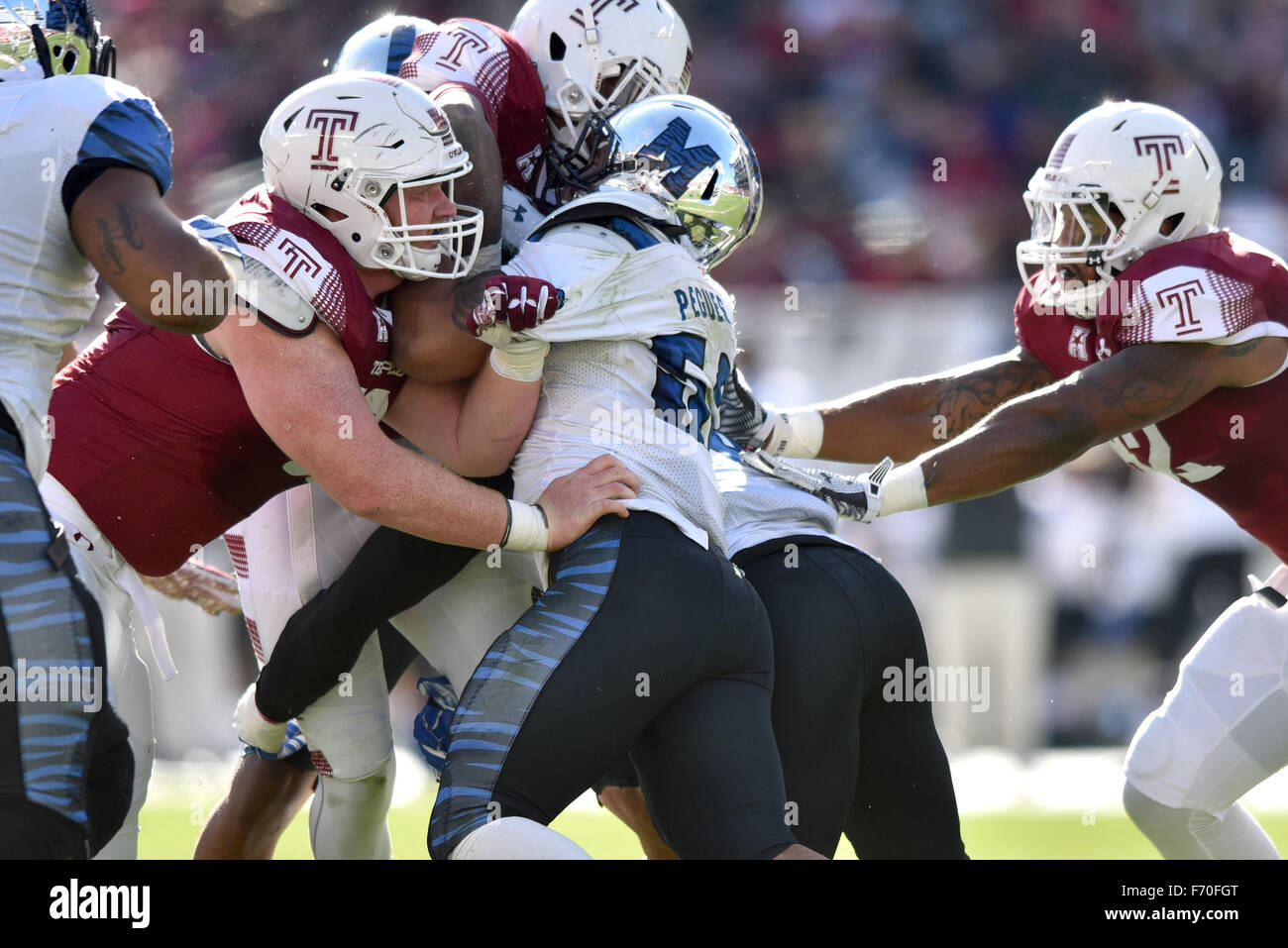 Philadelphia, Pennsylvania, USA. 21. November 2015. Memphis Tigers Linebacker LEONARD PEGUES (53) versucht ein Angriff während der Fußball-amerikanischen Athletic Conference am Lincoln Financial Field Spiel zu machen. Die Eulen schlagen die Tiger 31-12. © Ken Inness/ZUMA Draht/Alamy Live-Nachrichten Stockfoto