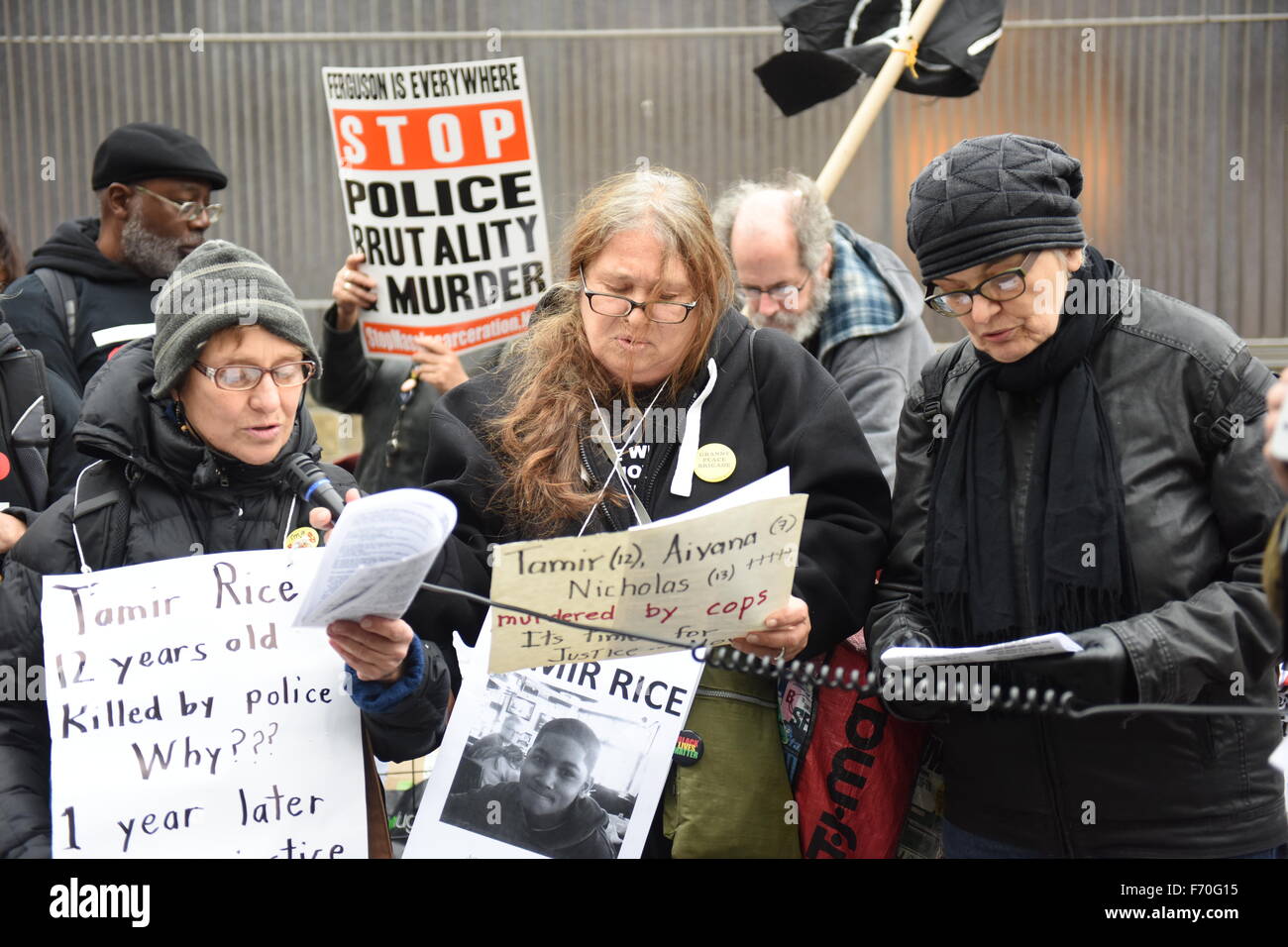 New York City, USA. 22. November 2015. Mitglieder der Granny Peace Brigade ausführen. Stop Mass Inhaftierungen Network gesponsert ein Kinderbuch März anspruchsvolle Rechenschaftspflicht auf das einjährige Jubiläum des Tamir Rices Tod in den Händen der Cleveland-Polizei. © Andy Katz/Pacific Press/Alamy Live-Nachrichten Stockfoto