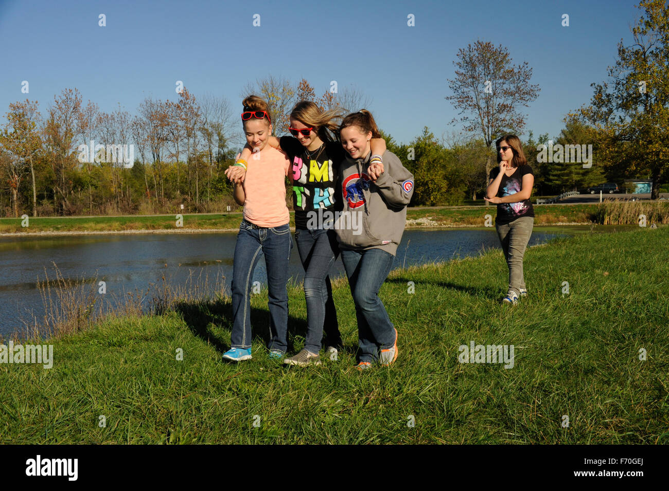 Drei Teenager-Mädchen, ein Mädchen zu ignorieren Stockfoto