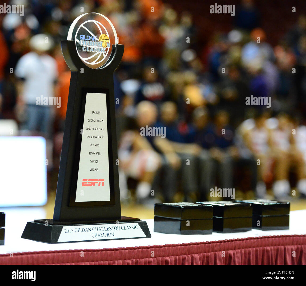 Die Meisterschale für die NCAA Basketball-Spiel zwischen der George Mason Patriots und die Virginia Cavaliers während der Gildan Charleston Classic TD Arena am 22. November 2015 in Charleston, South Carolina. Jacob Kupferman/CSM Stockfoto