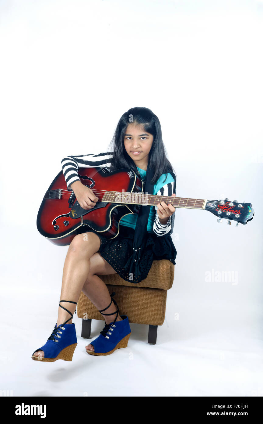 Junge Mädchen spielt Gitarre, Indien, Asien, Herr #556 Stockfoto
