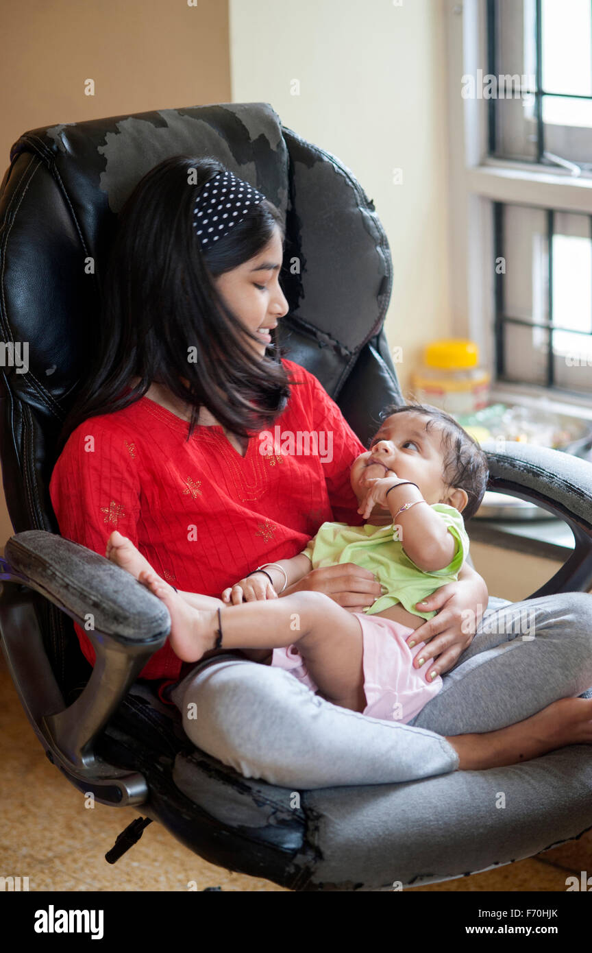 Schwester kümmert sich um Baby Bruder, Indien, Asien, Herr #556 Stockfoto
