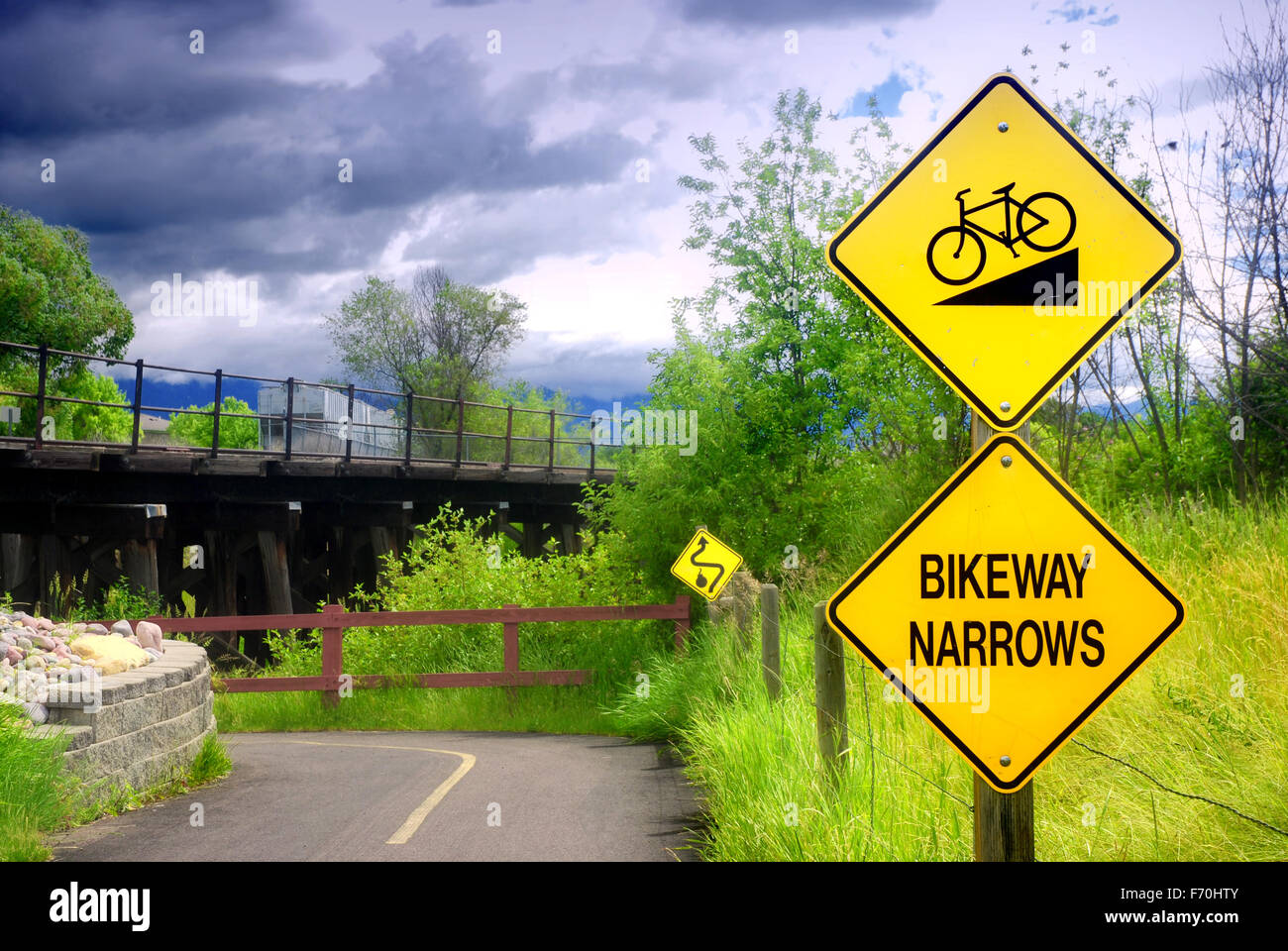 Radweg verengt sich auf Radweg in Kalispell, Montana Stockfoto