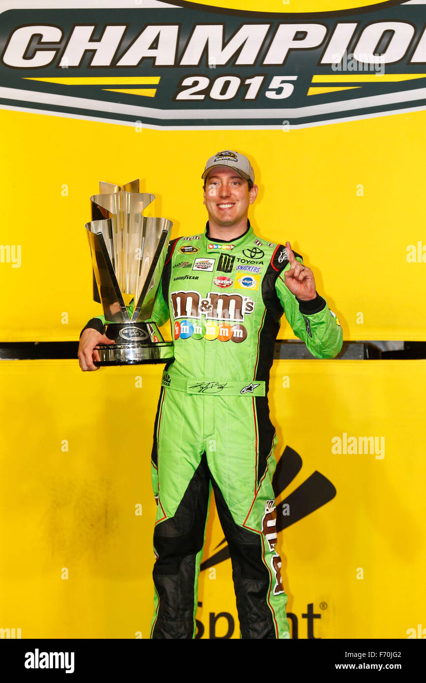 Homestead, FL, USA. 23. November 2015. Homestead, FL - 23. November 2015: Kyle Busch (18) gewinnt die NASCAR Sprint Cup Championship 2015 nach der FORD EcoBoost-400 auf dem Homestead-Miami Speedway in Homestead, FL. © Csm/Alamy Live-Nachrichten Stockfoto