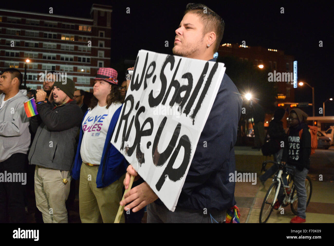 Dallas, Texas, USA. 22. November 2015. LGBT-Demonstrant im Polizeipräsidium in Dallas mit Schild. Bildnachweis: Brian T. Humek/Alamy Live-Nachrichten Stockfoto