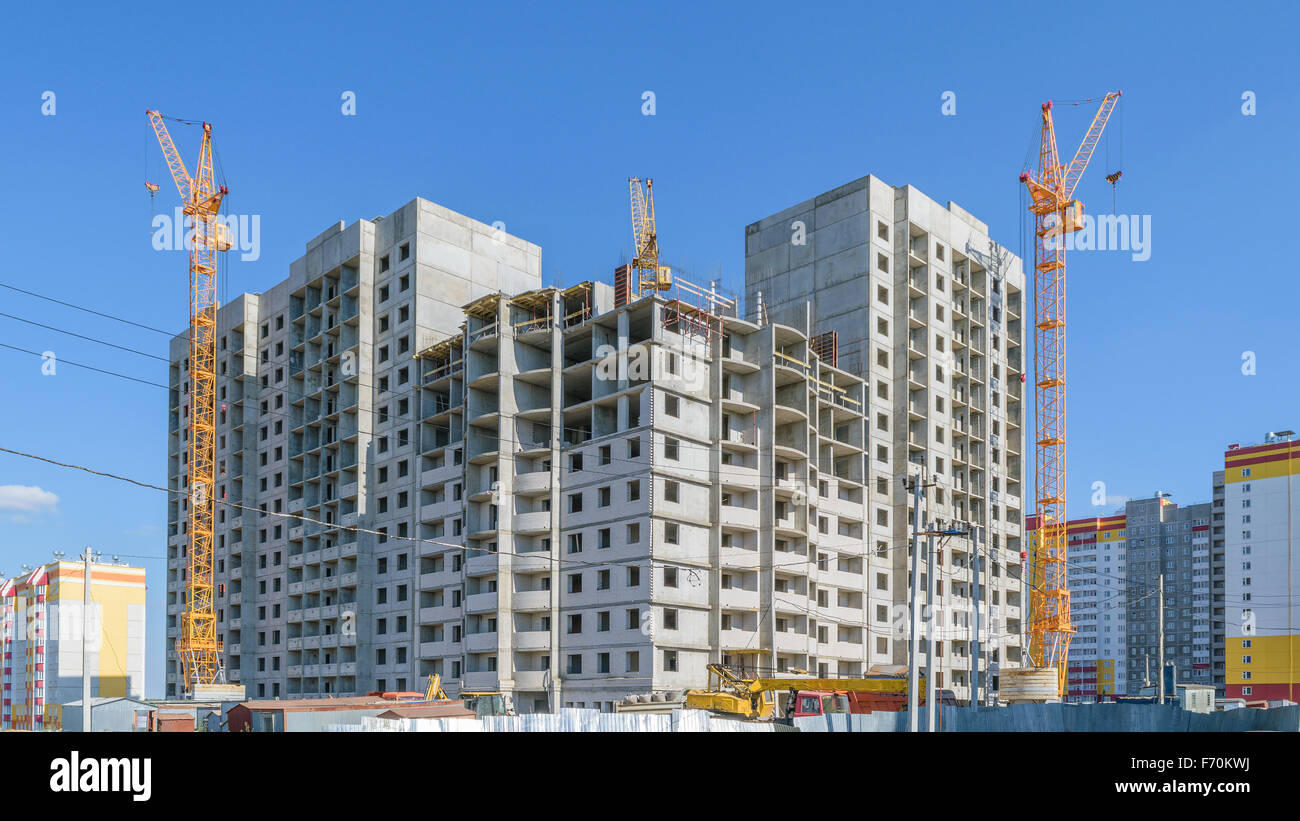 Bau eines neuen Hauses mehrstöckigen Panel. Drei Turmdrehkrane Stockfoto