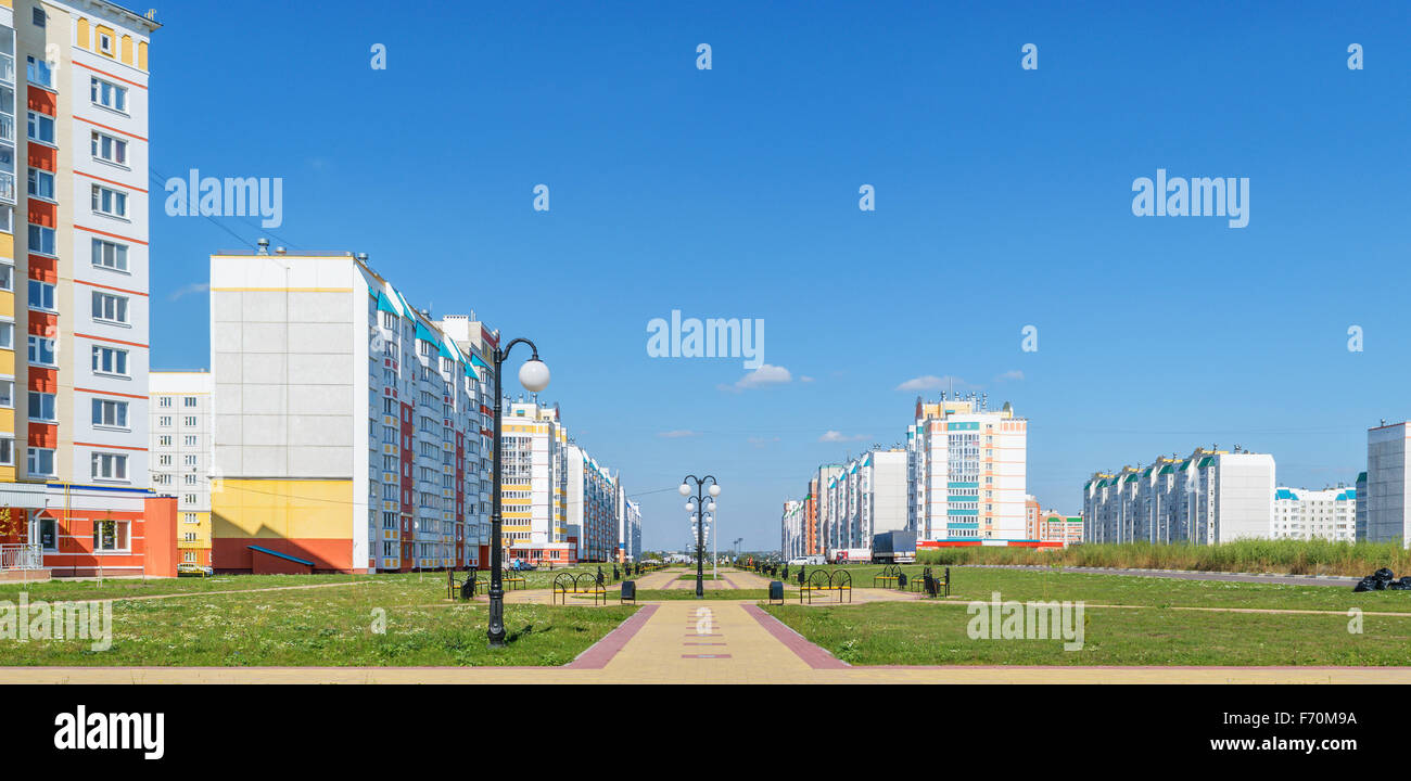 Panorama einer neuen Wohngegend. Zentralen Gasse mit Laternen. Stockfoto