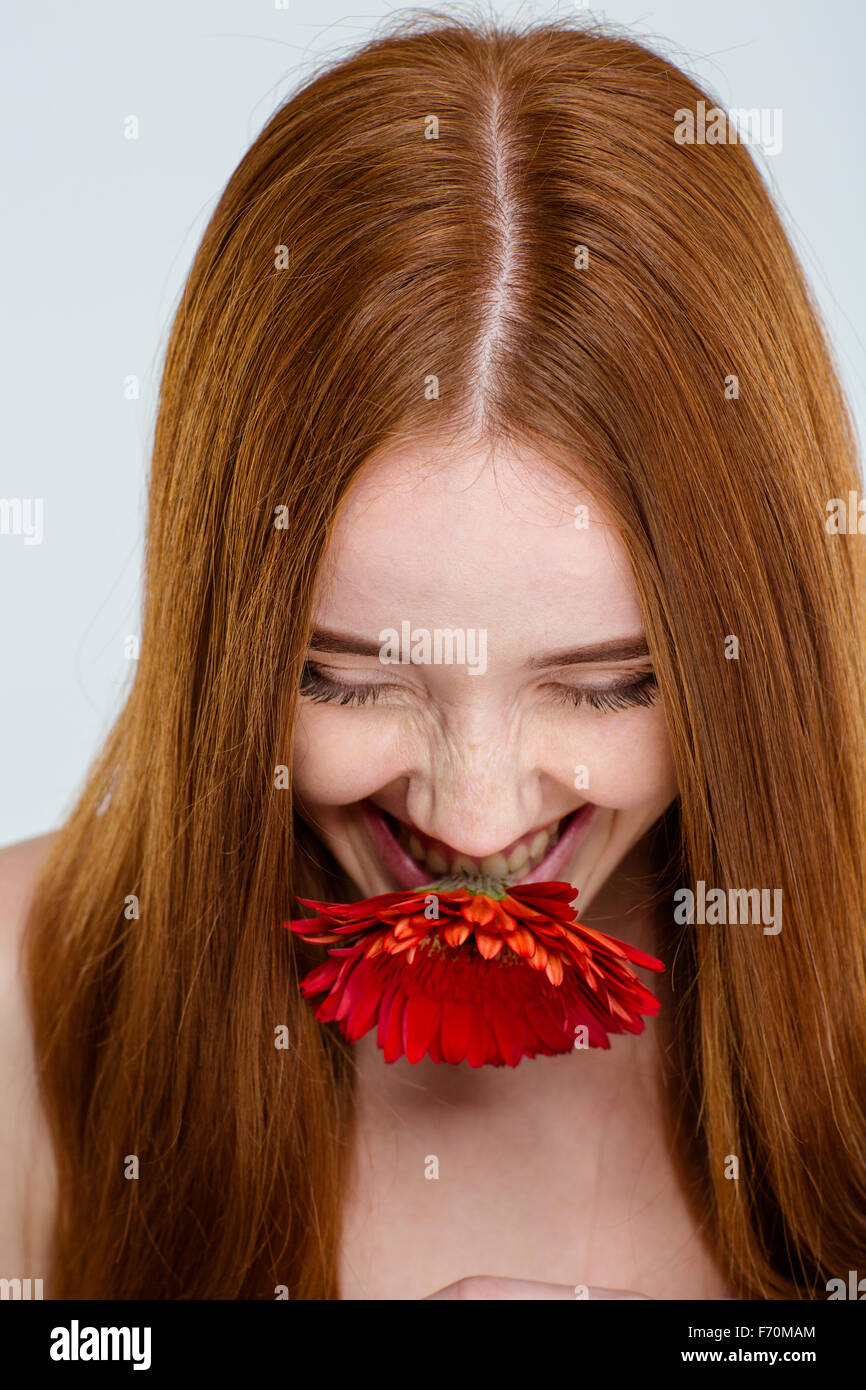 Schönheit-Porträt einer lachenden Frau mit Blume isoliert auf weißem Hintergrund Stockfoto