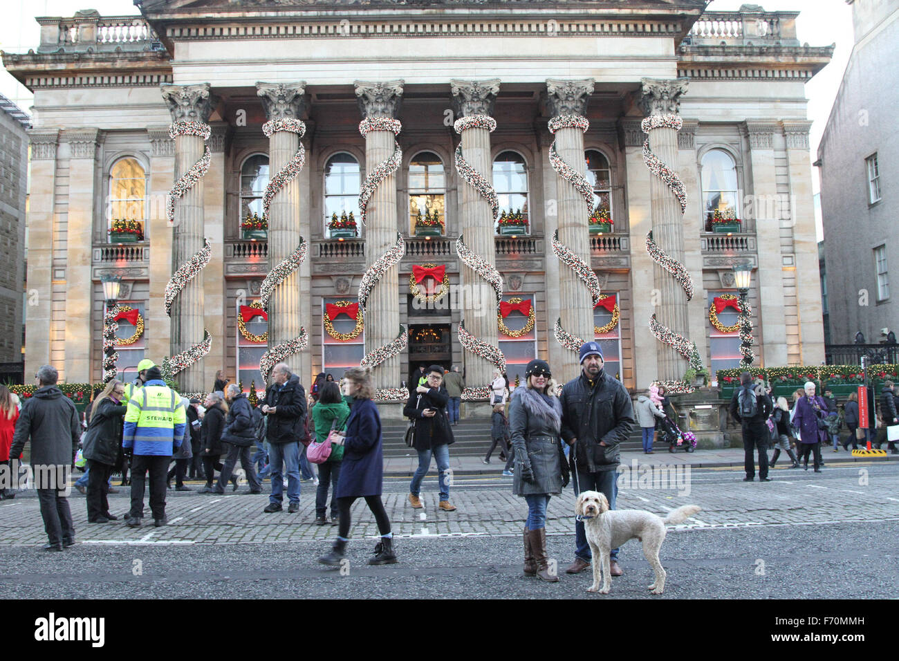 (151123) - EDINBURGH, 23. November 2015 (Xinhua)--Menschen besuchen Weihnachtsschmuck vor einem Hotel in Edinburgh Schottland, 22. November 2015. Die festliche Weihnachtszeit begann Sonntag Abend hier in Schottlands Hauptstadt mit Tänzen, Aufführungen und Feuerwerk zieht Zehntausende Zuschauer unter normalen Sicherheitsmaßnahmen. (Xinhua/Guo Chunju) Stockfoto