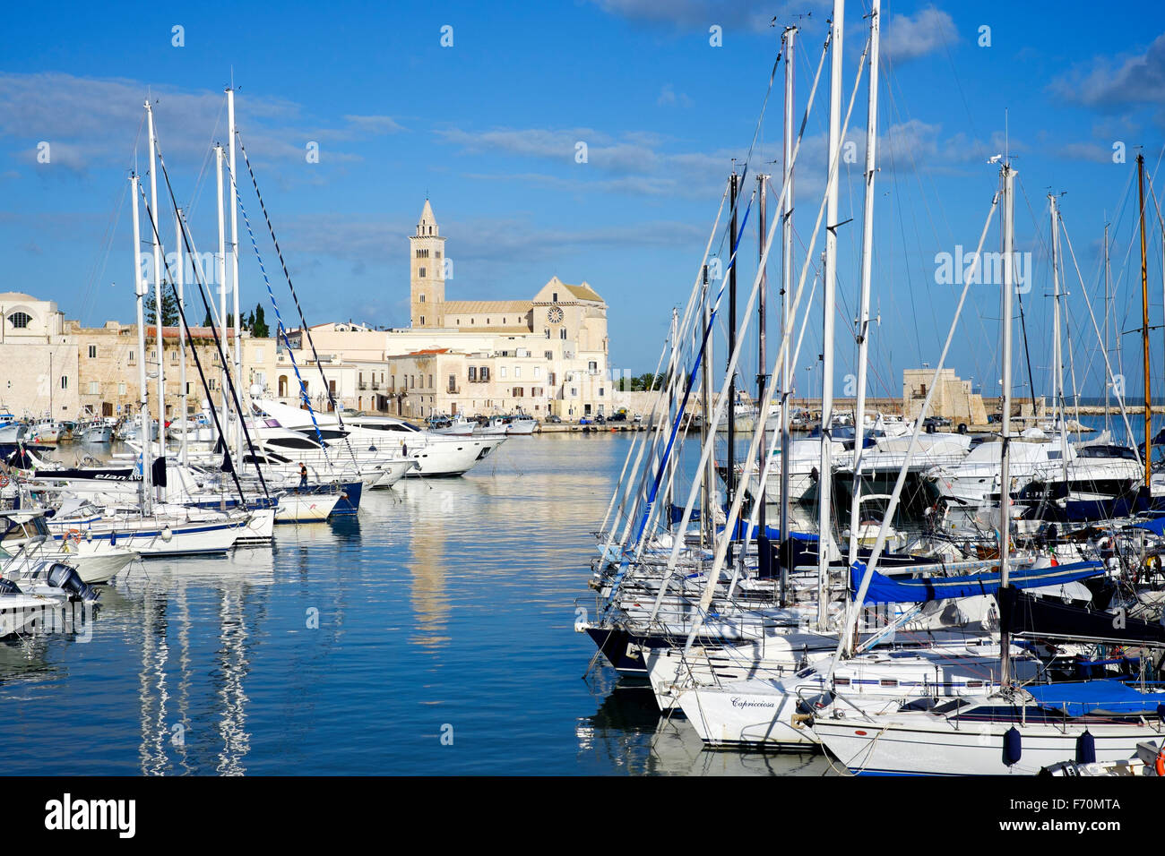 Boote im Hafen von der Kathedrale des Heiligen Nikolaus der Pilger (San Nicola Pellegrino) in Trani, Apulien, Italien, Europa Stockfoto