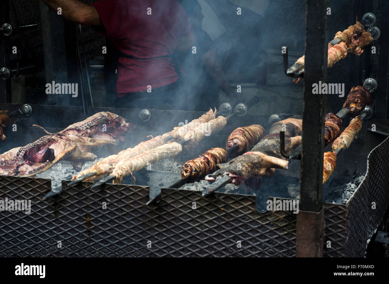 Typisch sardischer Küche. Gebratenes Ferkel und Eingeweide von Tieren braten kochen in den Grill in einem typischen sardischen Gemeinschaft festival Stockfoto
