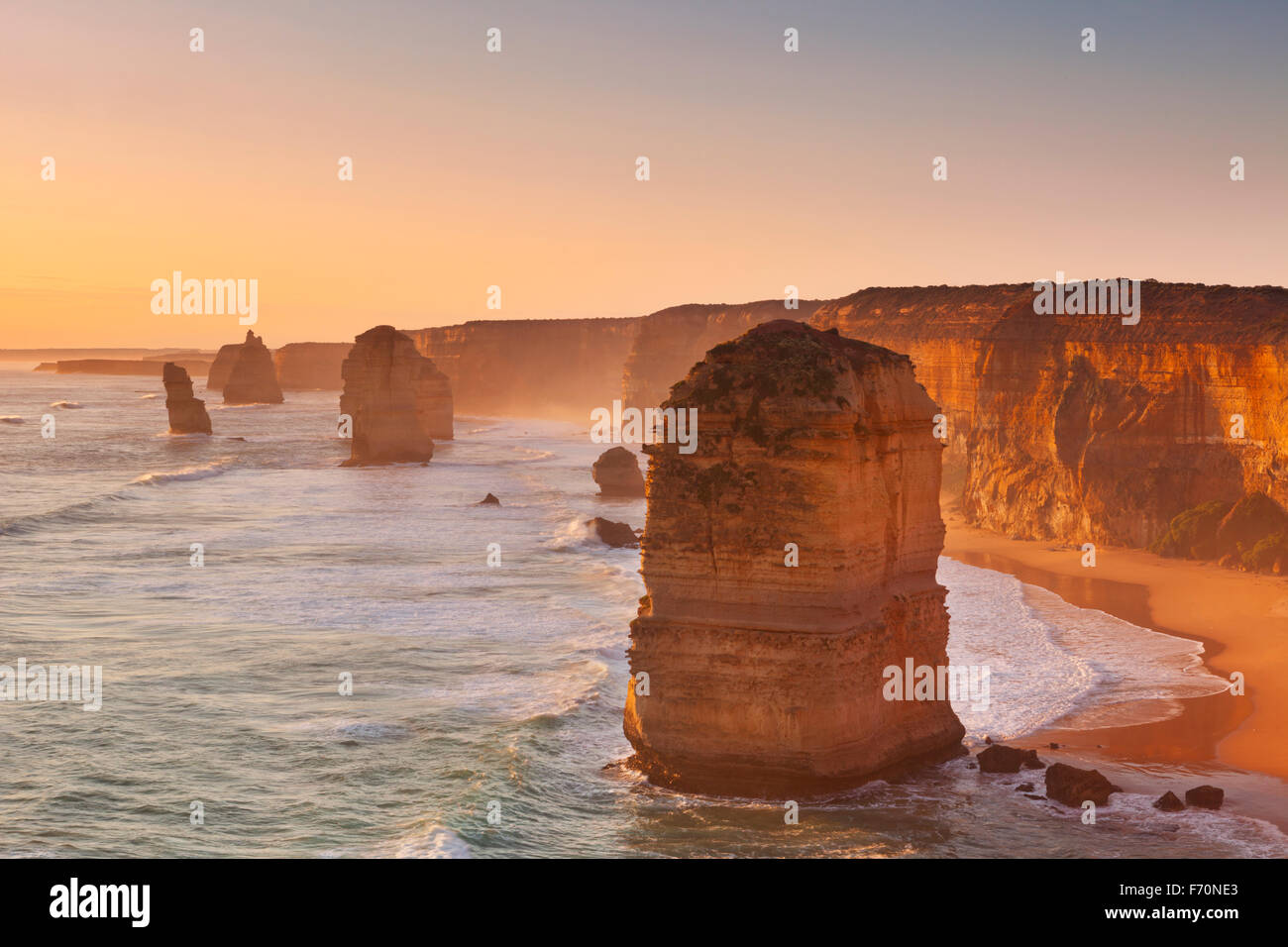 Die zwölf Apostel entlang der Great Ocean Road, Victoria, Australien. Am Sonnenuntergang fotografiert. Stockfoto