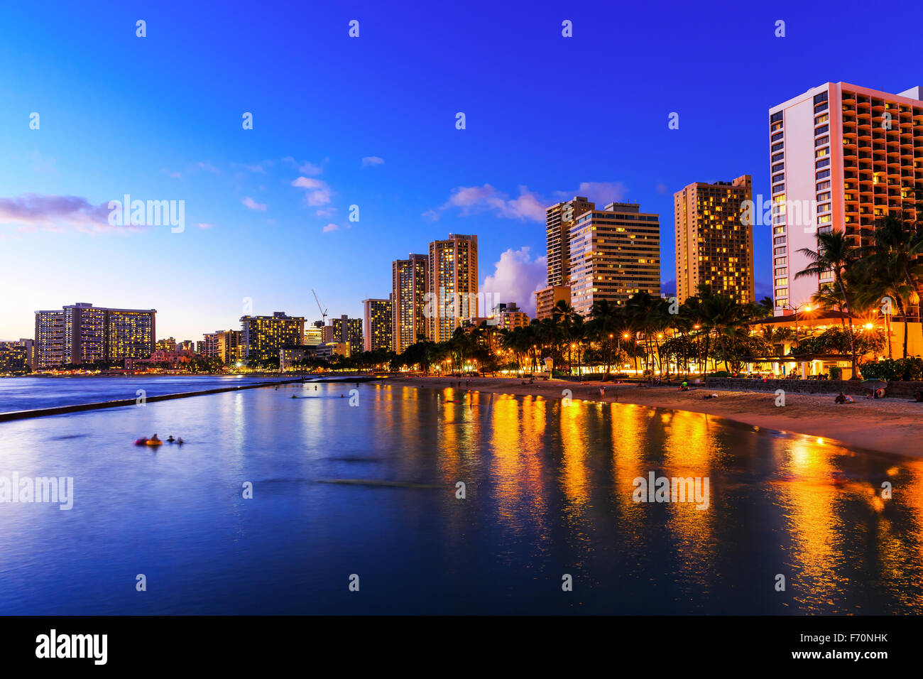Blick auf Honolulu und Waikiki Beach bei Nacht; Hawaii, USA Stockfoto