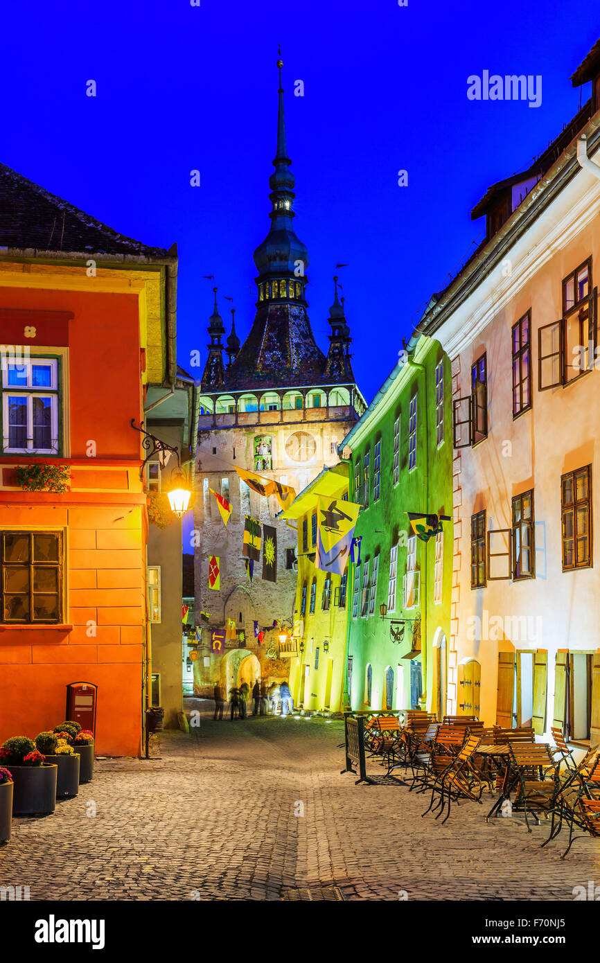 Sighisoara/Schäßburg, Siebenbürgen, Rumänien. Mittelalterliche Straße mit Uhrturm Stockfoto