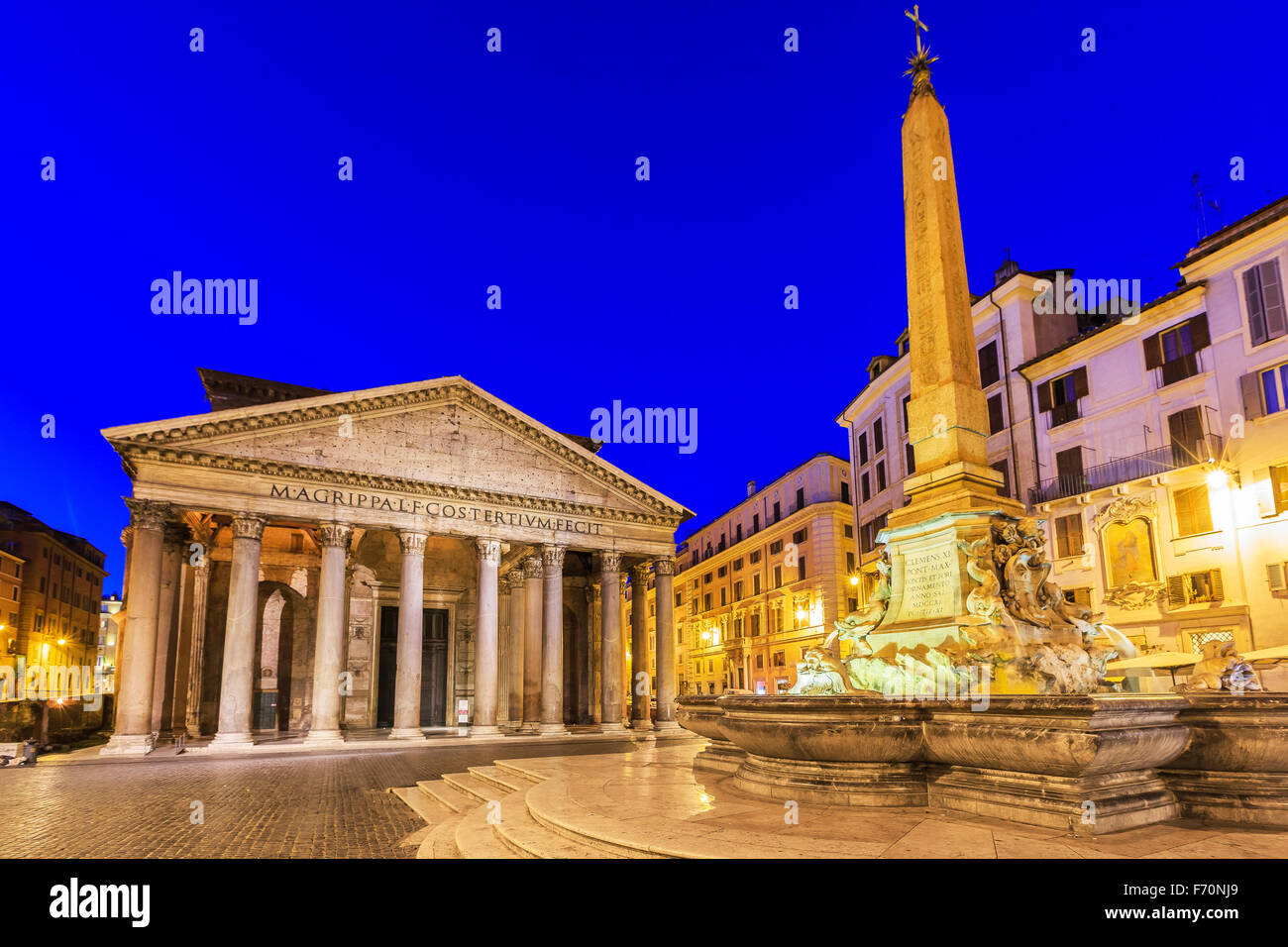 Pantheon, Rotonda Quadrat und Brunnen in der Dämmerung. Rom, Italien Stockfoto