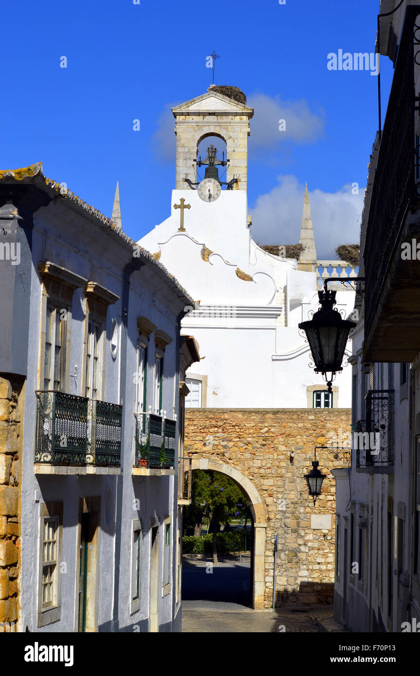 Ausfahrt Bogen durch die umgebende Wand aus Faro Altstadt Stockfoto