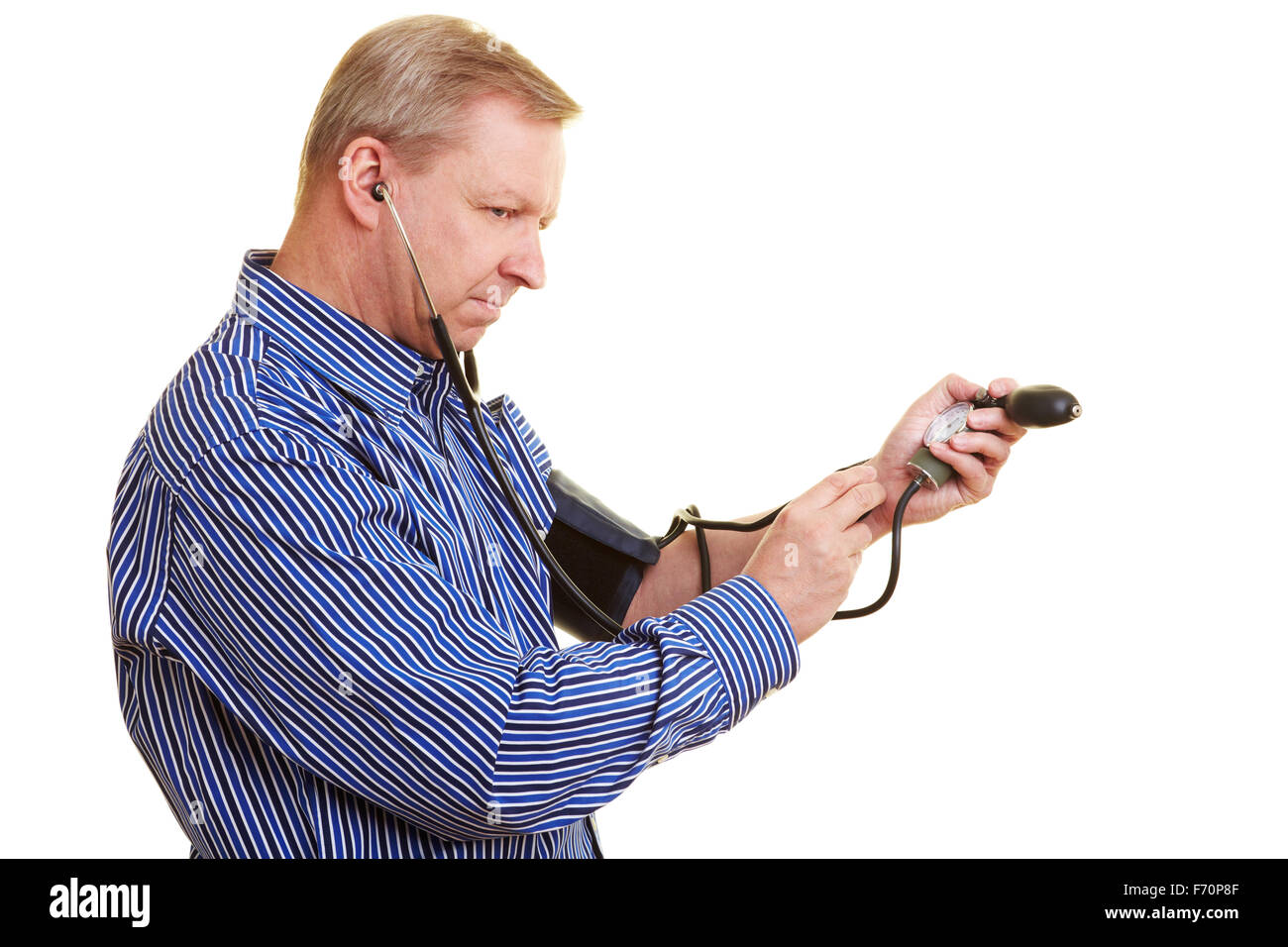 Älterer Mann seine eigenen Blutdruck messen Stockfoto