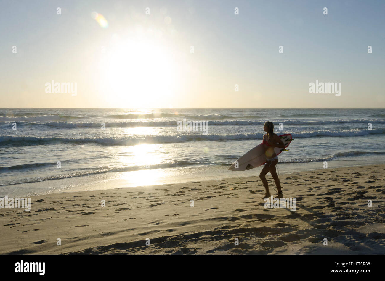 Surfer Strand entlang spazieren, bei Sonnenaufgang, Pazifik, Surfers Paradise, Queensland, Australien Stockfoto