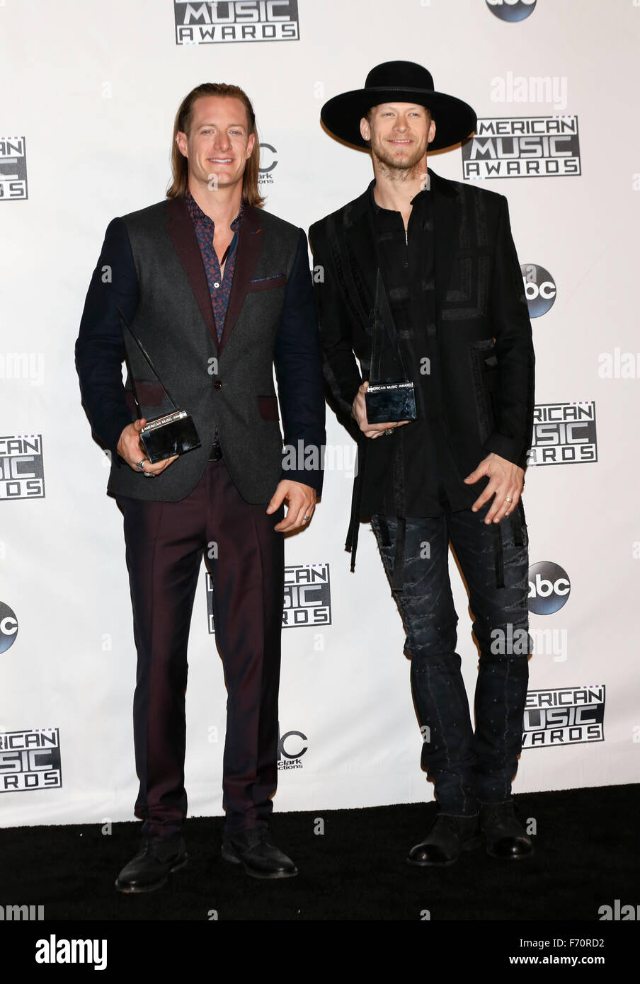 Tyler Hubbard (l) und Brian Kelley posieren im Drucksaal von 2015 American Music Awards, AMAs, im Microsoft-Theatre in Los Angeles, USA, auf 22. November 2015. Foto: Hubert Boesl/dpa Stockfoto