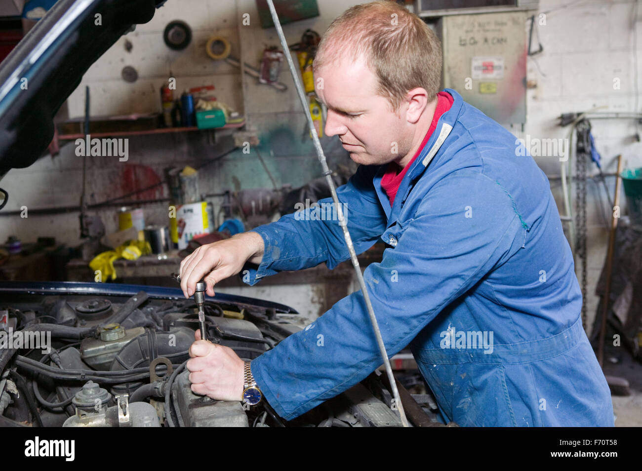 Kfz-Mechaniker arbeiten am Motor eines Autos Stockfotografie - Alamy