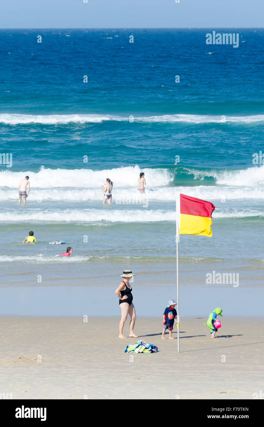 Surfen Sie Patrouille Flagge am Strand, Southport, Queensland, Australien, Gold Coast, Surfers Paradise Stockfoto