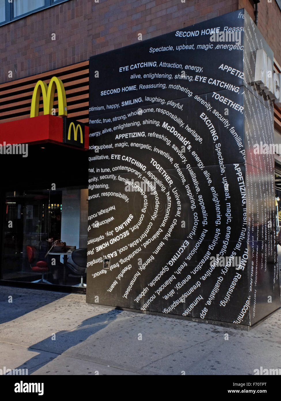 Eine ungewöhnliche Werbung außerhalb der McDonalds im Theaterviertel in Midtown Manhattan, New York City Stockfoto