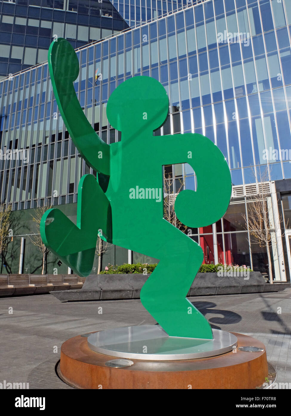 Ein 1989 Keith Haring Skulptur vor einem Gebäude auf dem St. Mark Platz & Third Avenue in Greenwich Village, New York City Stockfoto