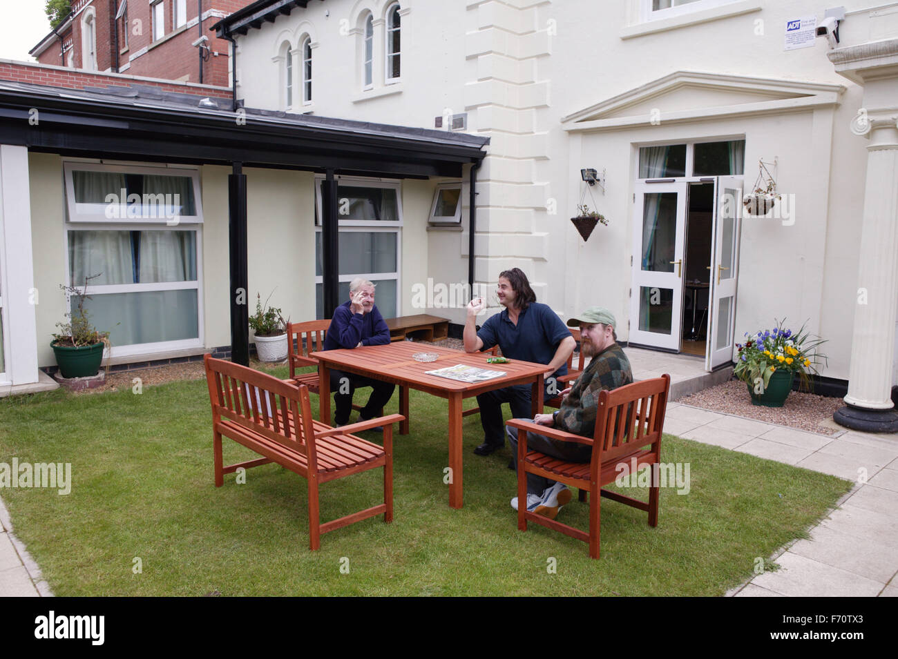 Service Nutzer of registriert Care Home Chat Support Arbeitskraft im Garten, Stockfoto