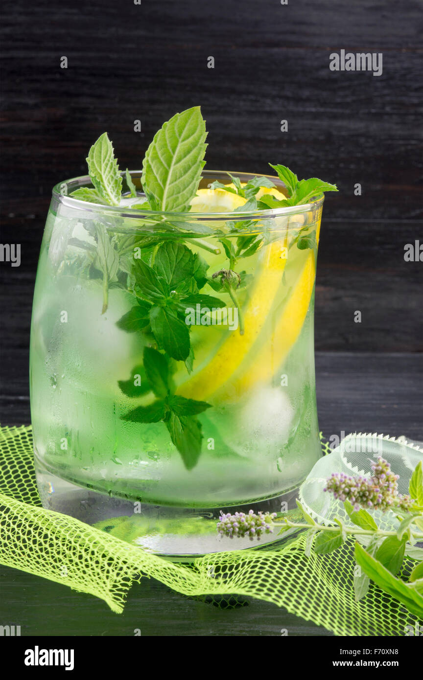 Hausgemachtes Mojito cocktail in einem gebogenen Glas auf dunklen Hintergrund Stockfoto
