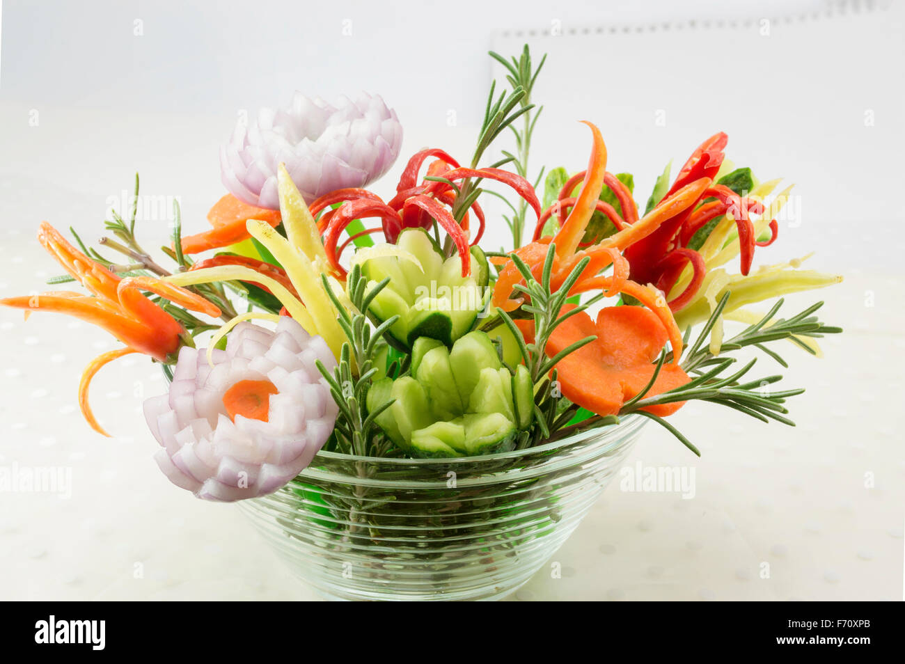 In einer Schüssel serviert hausgemachte einzigartige Blume geformt Gemüse Salat Stockfoto