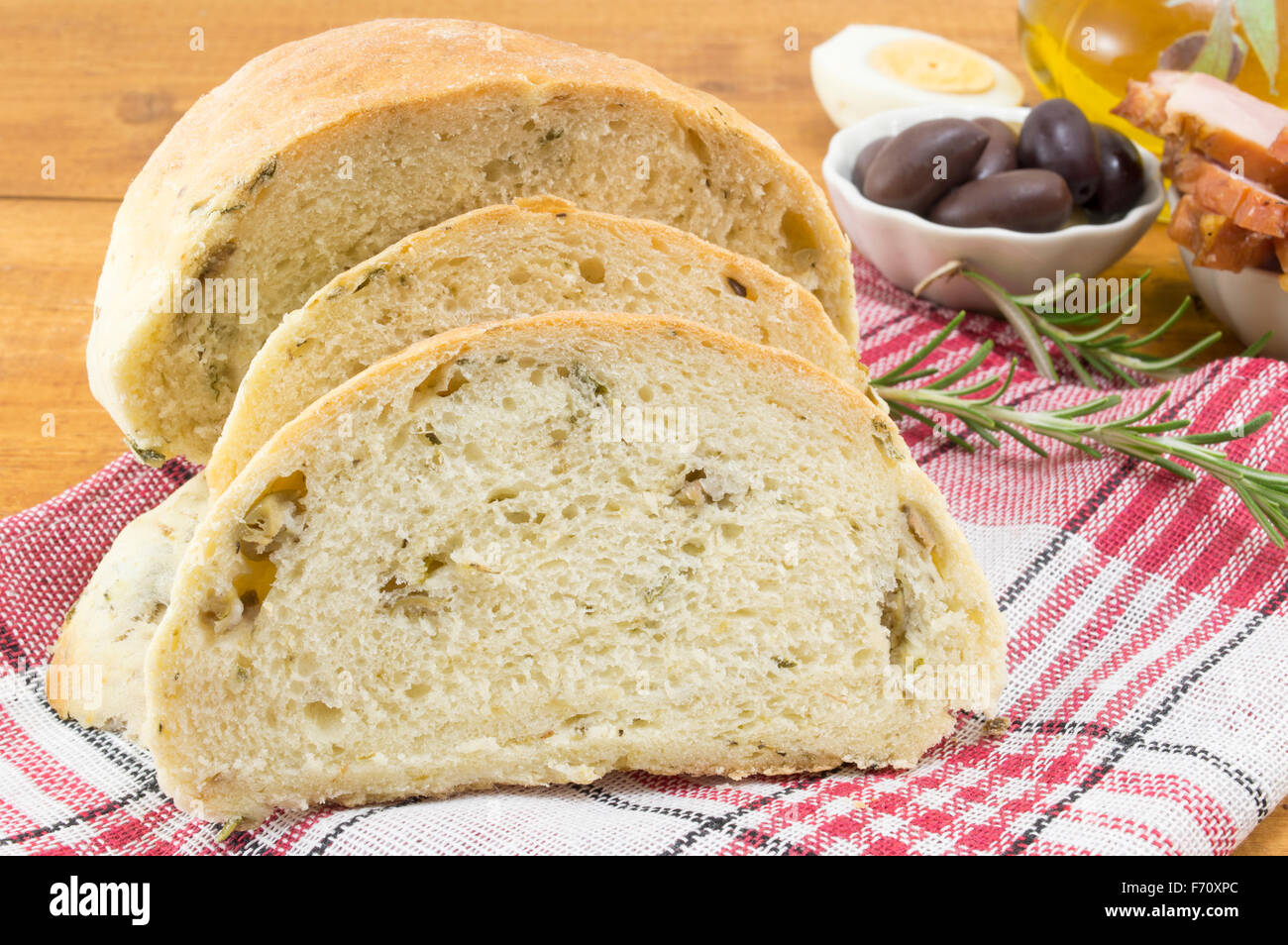 In Scheiben geschnitten Olivenbrot mit Samen und Oliven auf den Tisch serviert Stockfoto