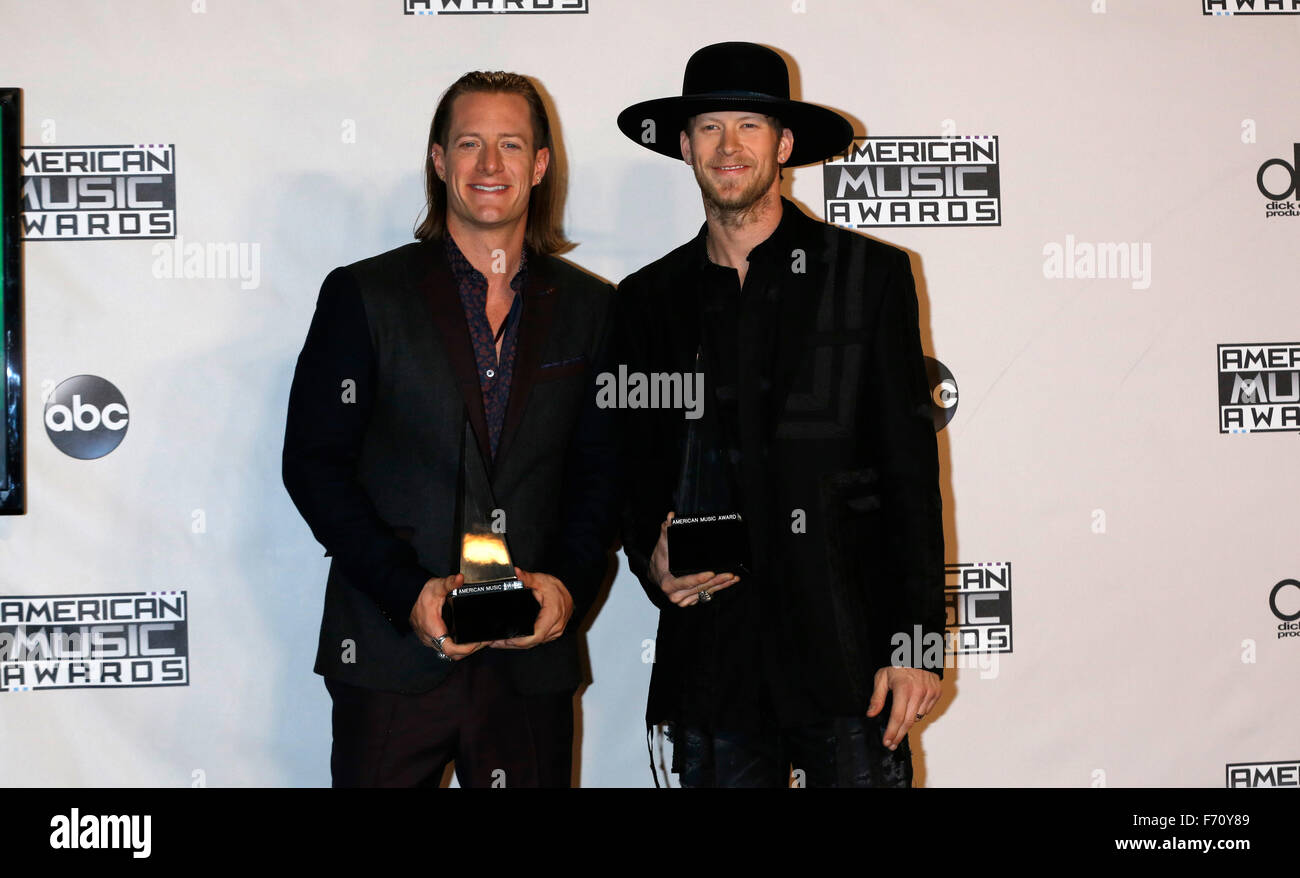 Los Angeles, Kalifornien, USA. 22. November 2015. Tyler Hubbard (l) und Brian Kelley teilnehmen 2015 American Music Awards, AMAs, im Microsoft-Theatre in Los Angeles, USA, am 22. November 2015. Bildnachweis: Dpa picture Alliance/Alamy Live News Stockfoto