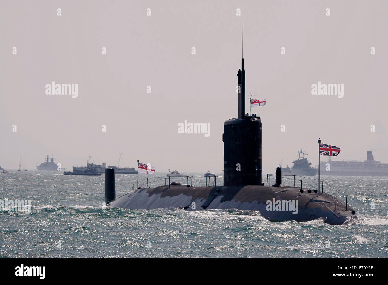 UK Atom-u-Boot mit Trident Flugkörper Fähigkeit beteiligt sich an Übungen im Solent in der Nähe von Portsmouth Stockfoto